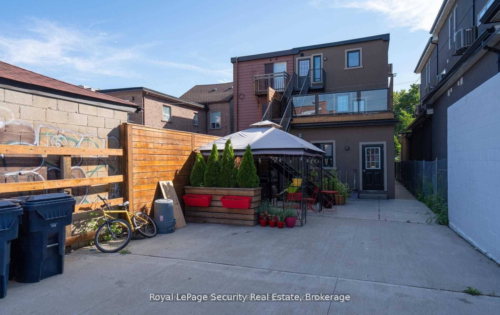 Toronto C01, ON M5T 2R5,62 Lippincott ST #4