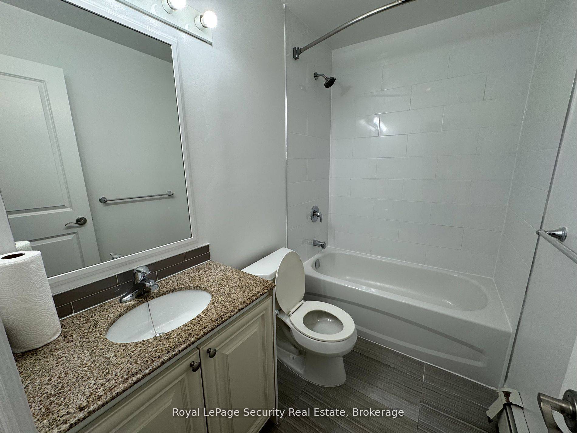 Toronto C01, ON M5T 2R5,62 Lippincott ST #4