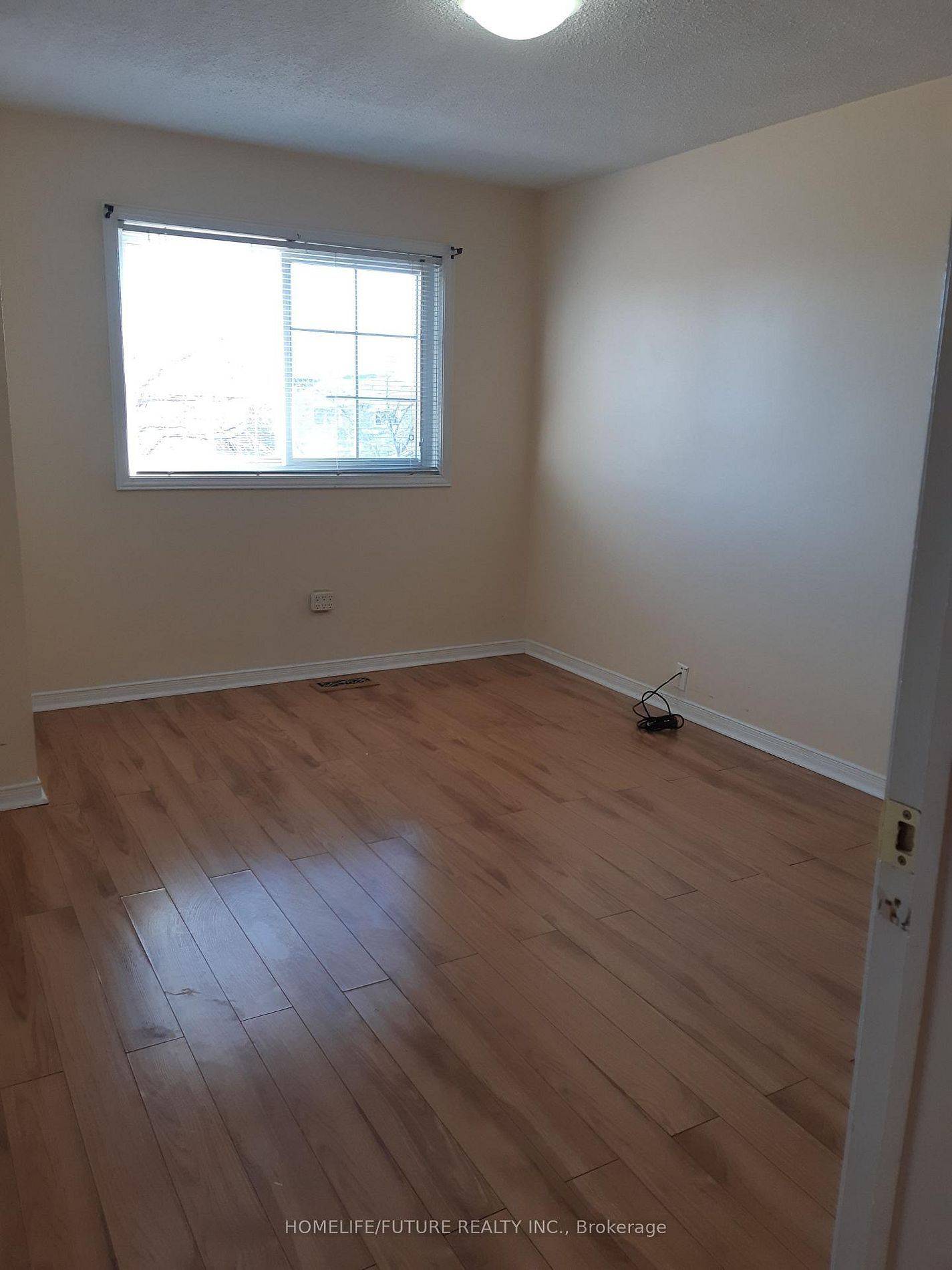 Toronto E10, ON M1C 3V2,85 Halfmoon SQ