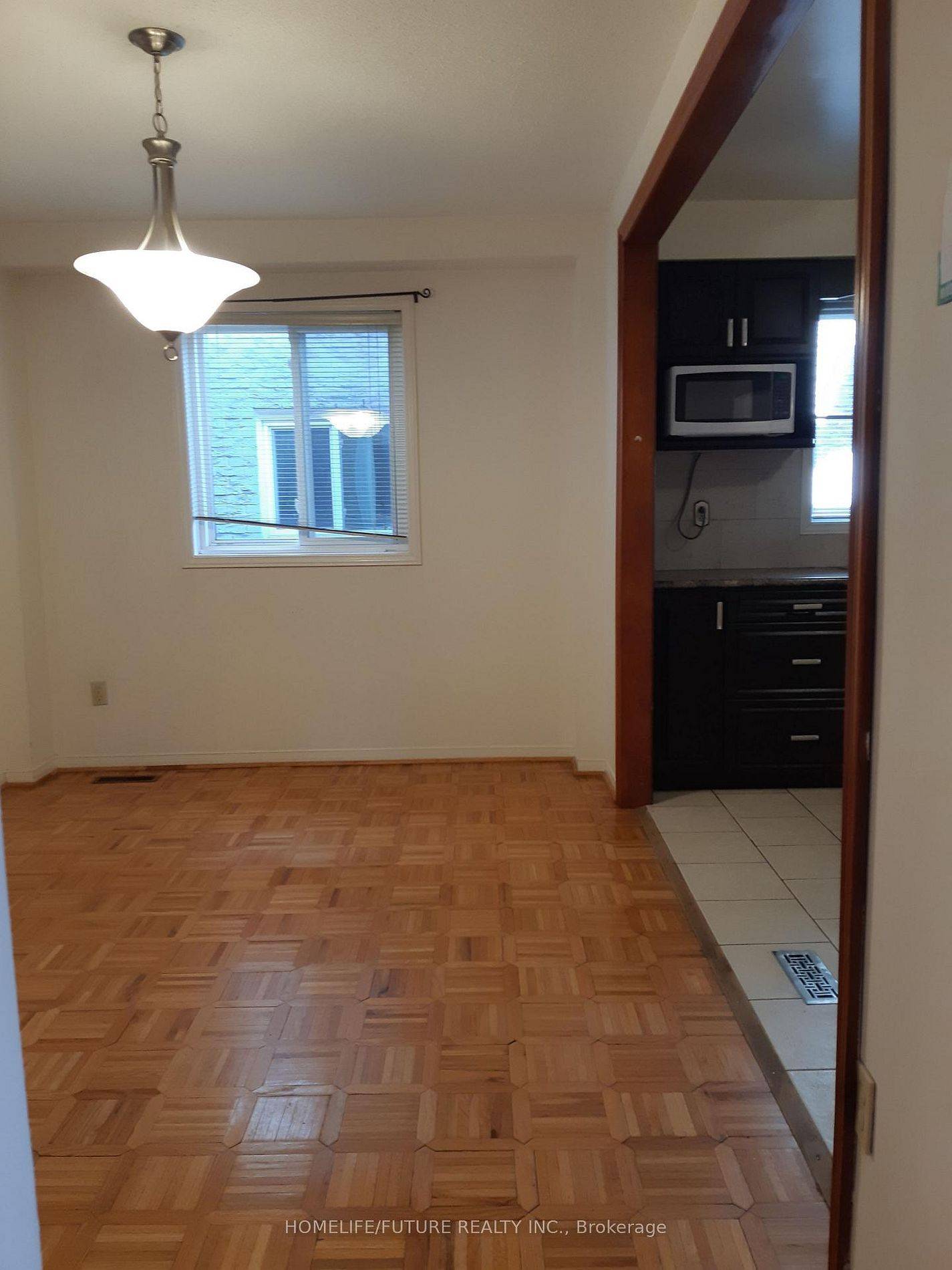 Toronto E10, ON M1C 3V2,85 Halfmoon SQ