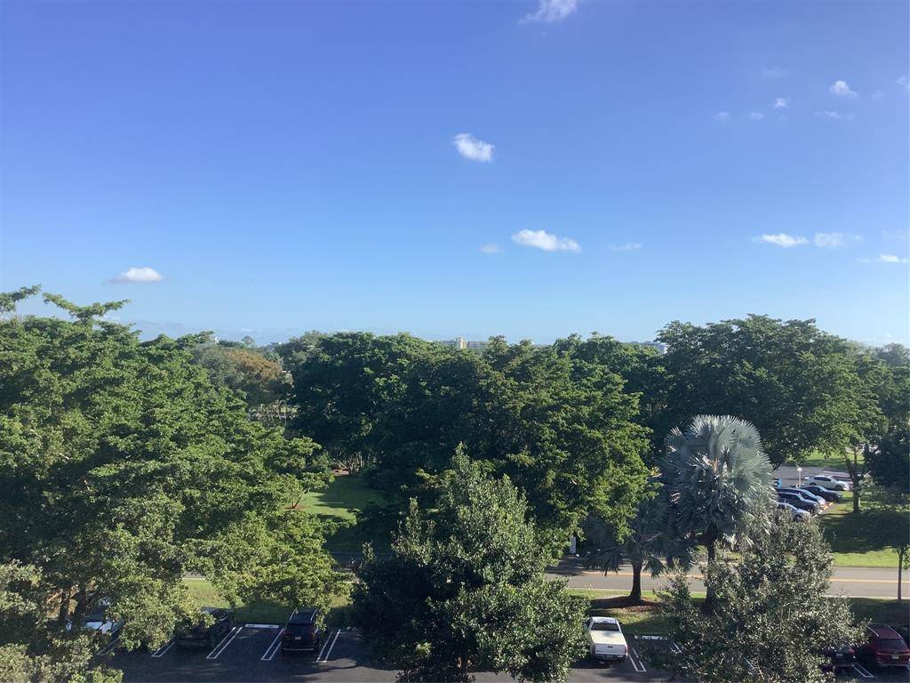 Pompano Beach, FL 33069,575 Oaks Ln #608