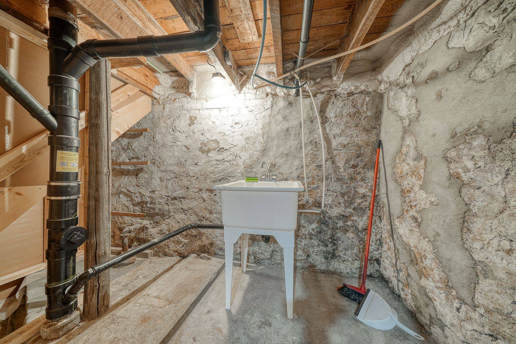 Woodstock, ON N4S 7B2,12 Sydenham ST