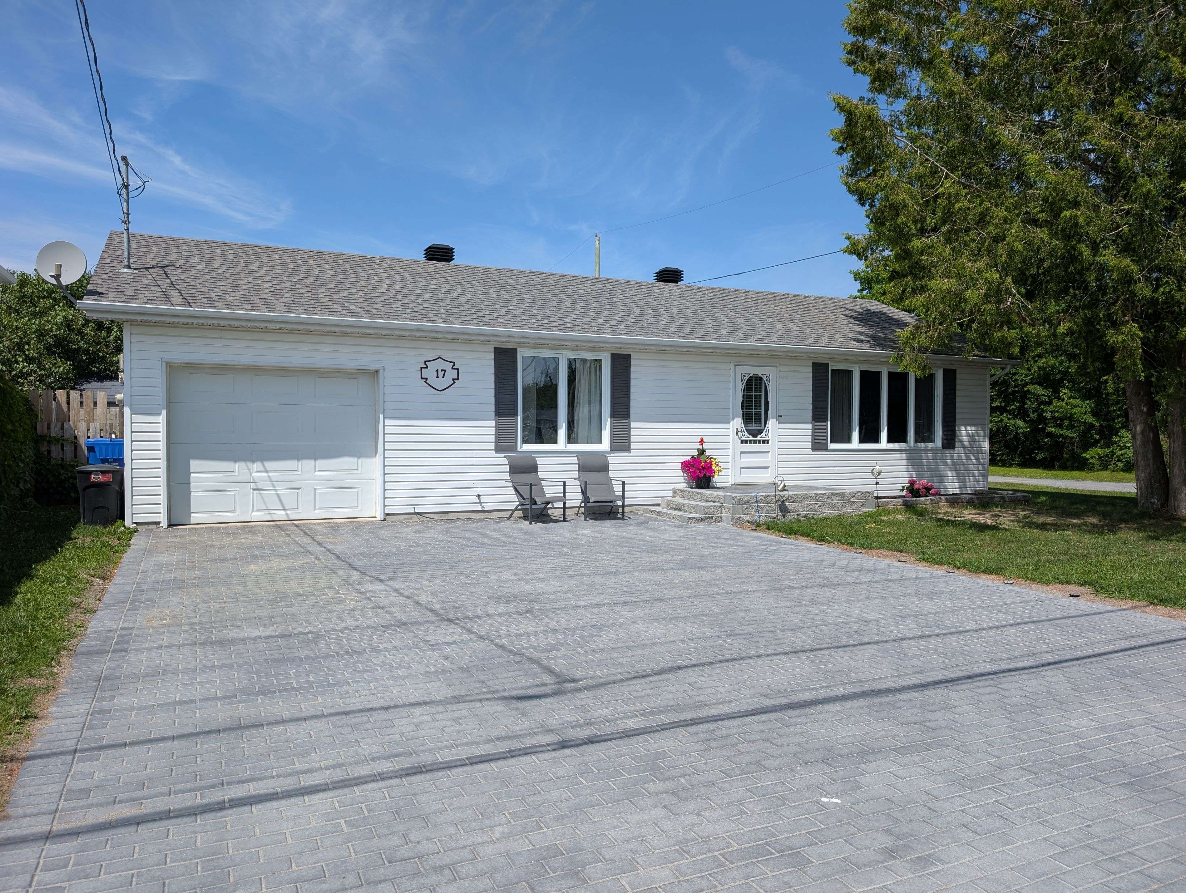 West Nipissing, ON P2B 3E6,17 Third ST