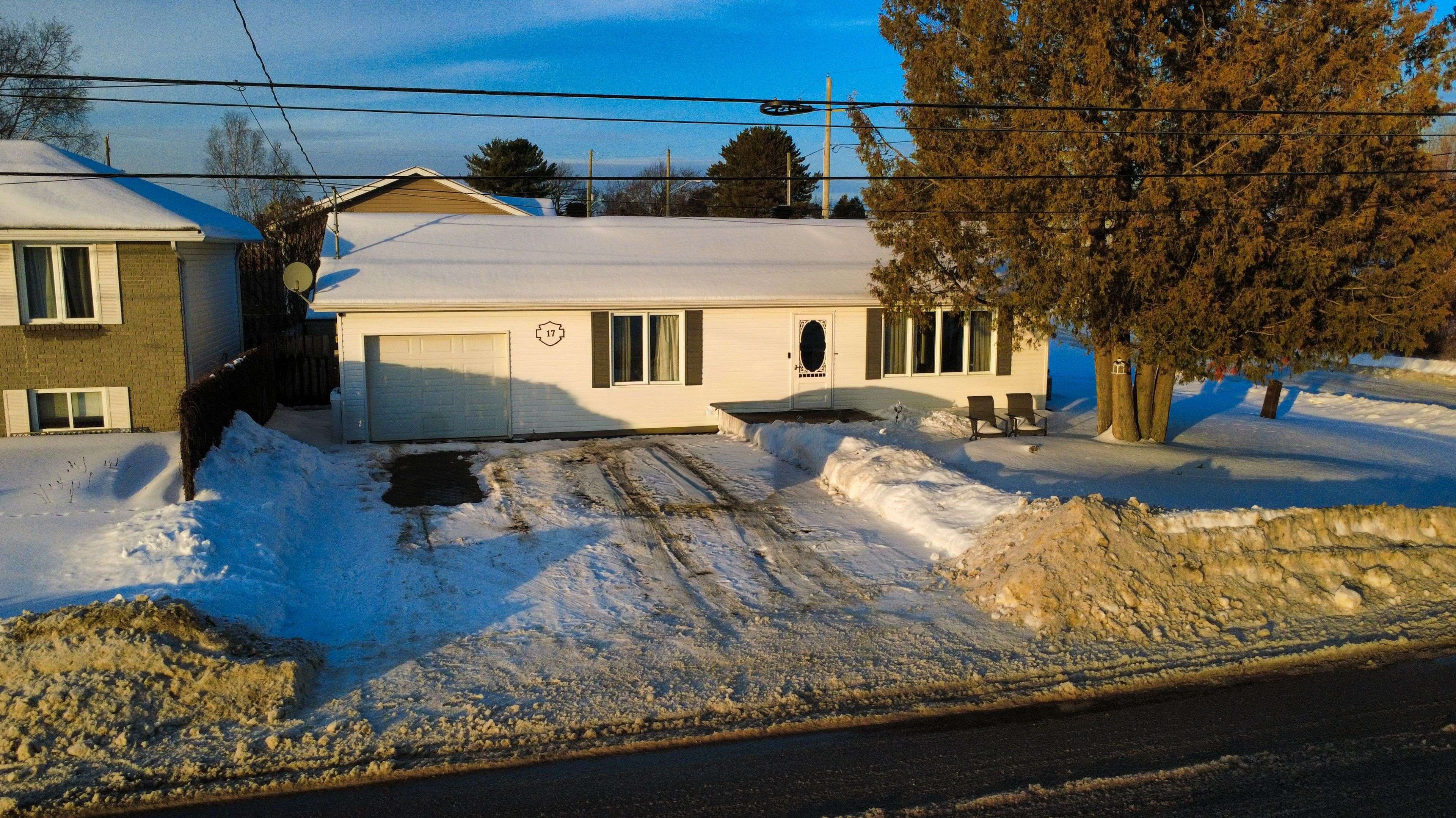 West Nipissing, ON P2B 3E6,17 Third ST