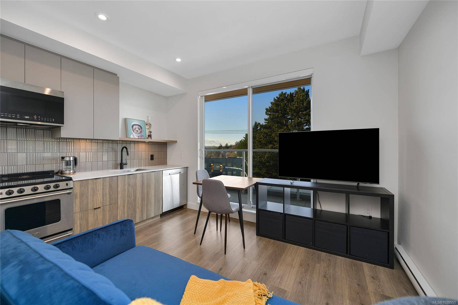 Victoria, BC V8T 2B3,1301 Hillside Ave #406