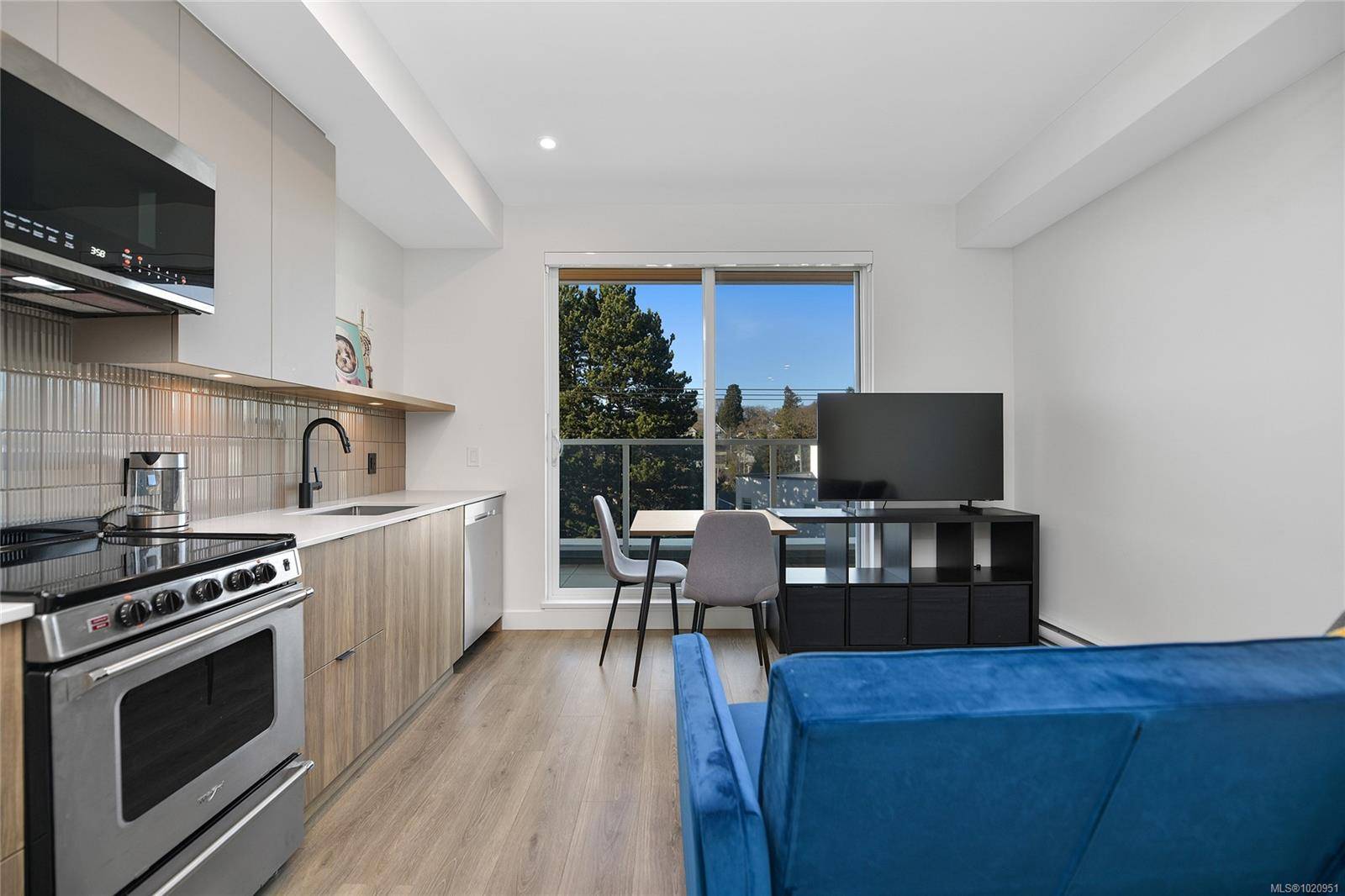 Victoria, BC V8T 2B3,1301 Hillside Ave #406