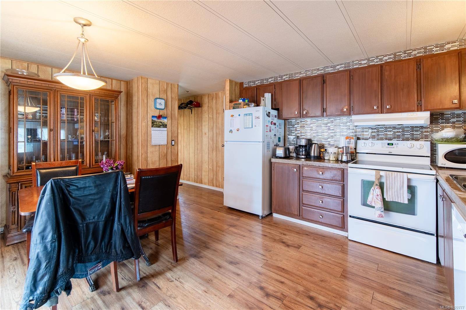 View Royal, BC V9A 7B3,158 Cooper Rd #14