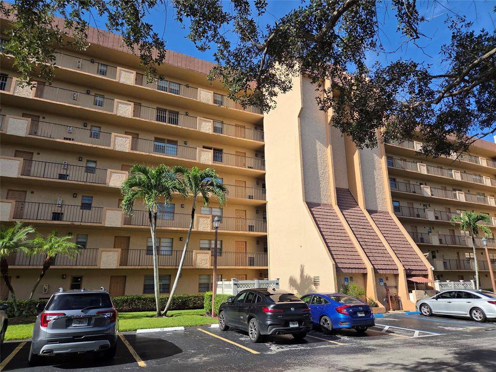 Davie, FL 33328,3001 W Rolling Hills Cir #507