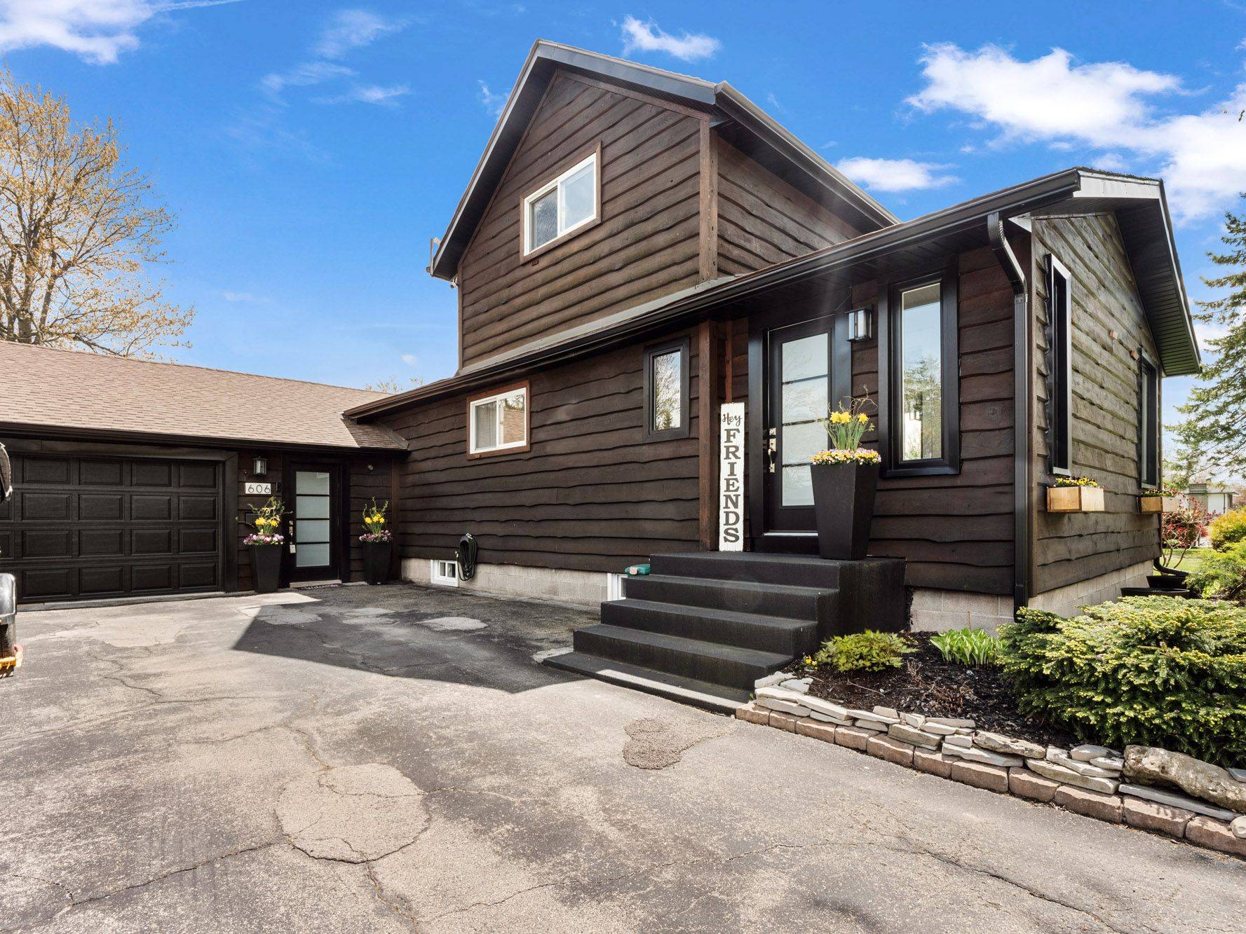 Fort Erie, ON L2A 5G2,606 Scott AVE