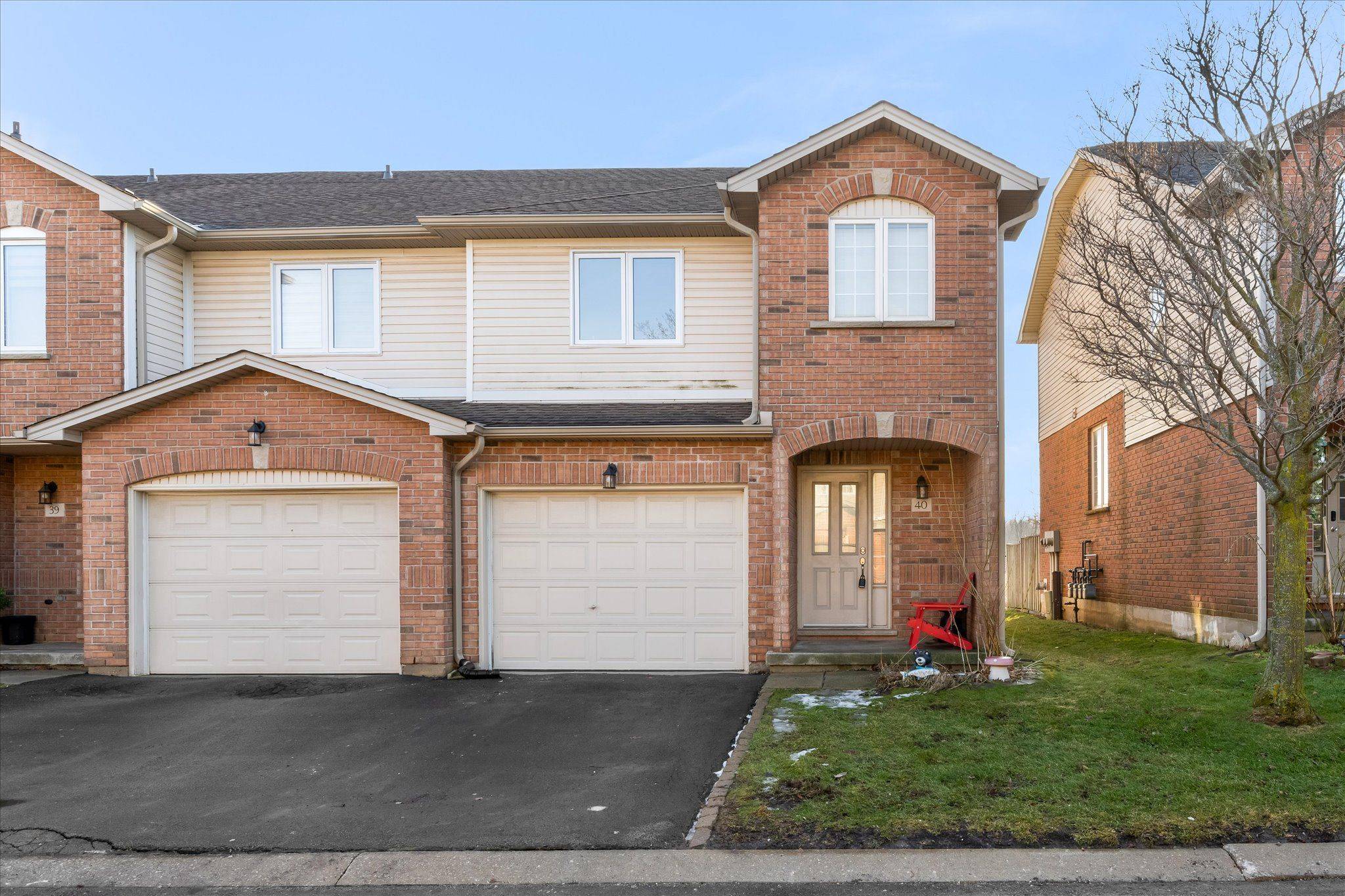 Hamilton, ON L8J 3V8,800 Paramount DR #40