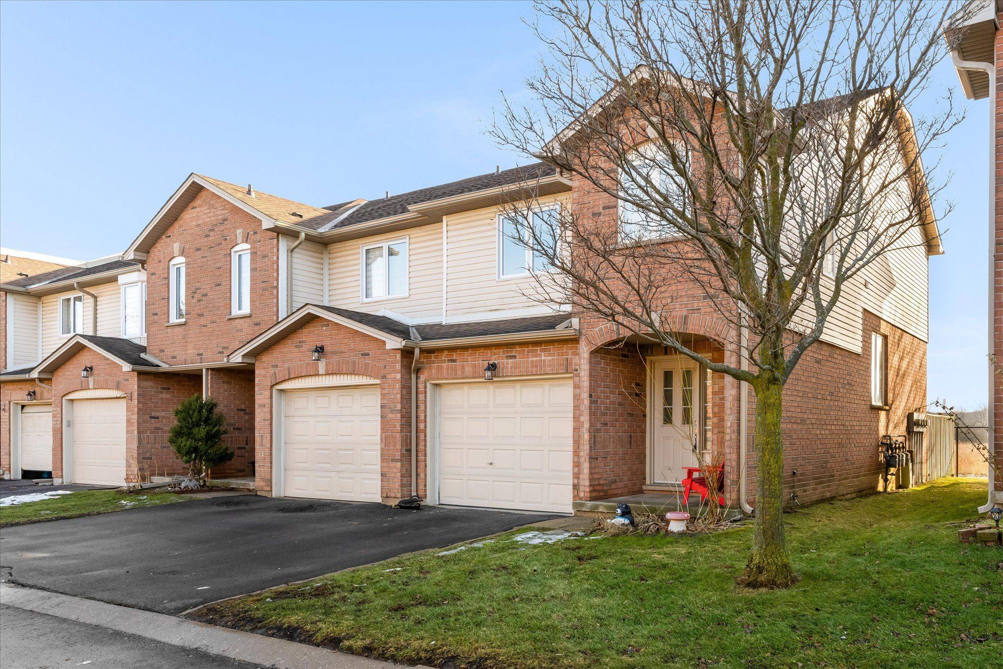 Hamilton, ON L8J 3V8,800 Paramount DR #40