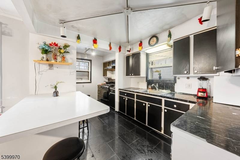 Roselle Park Boro, NJ 07204,160 W Colfax Ave