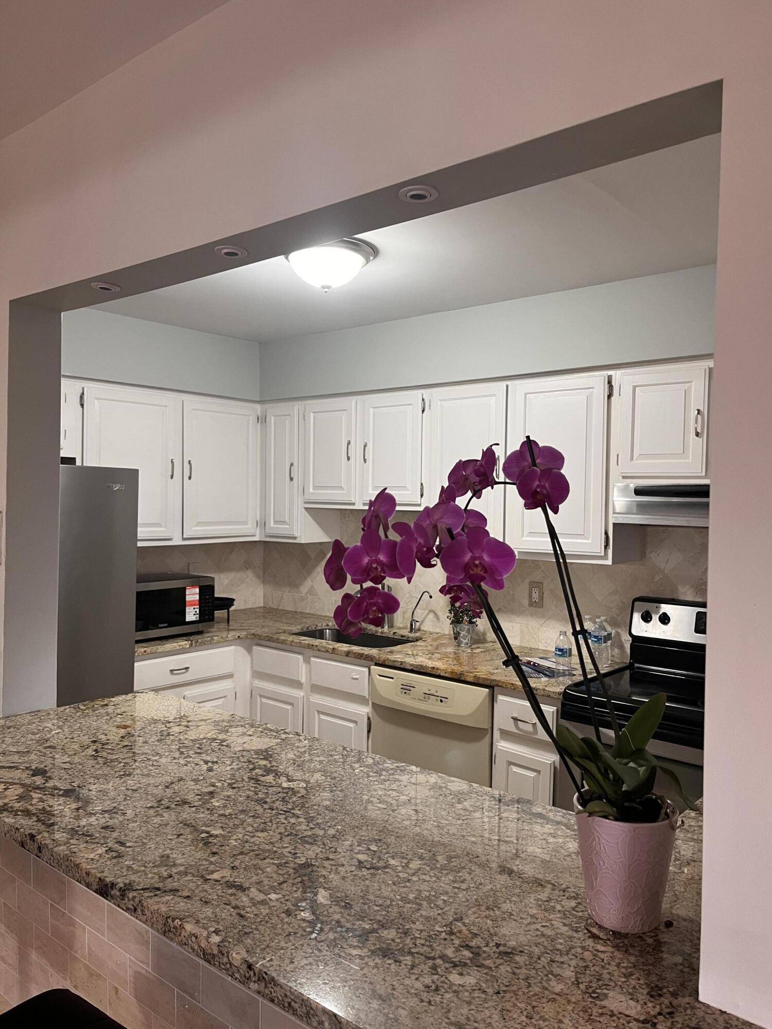 Farmington Hills, MI 48334,30445 W 14 Mile RD #59