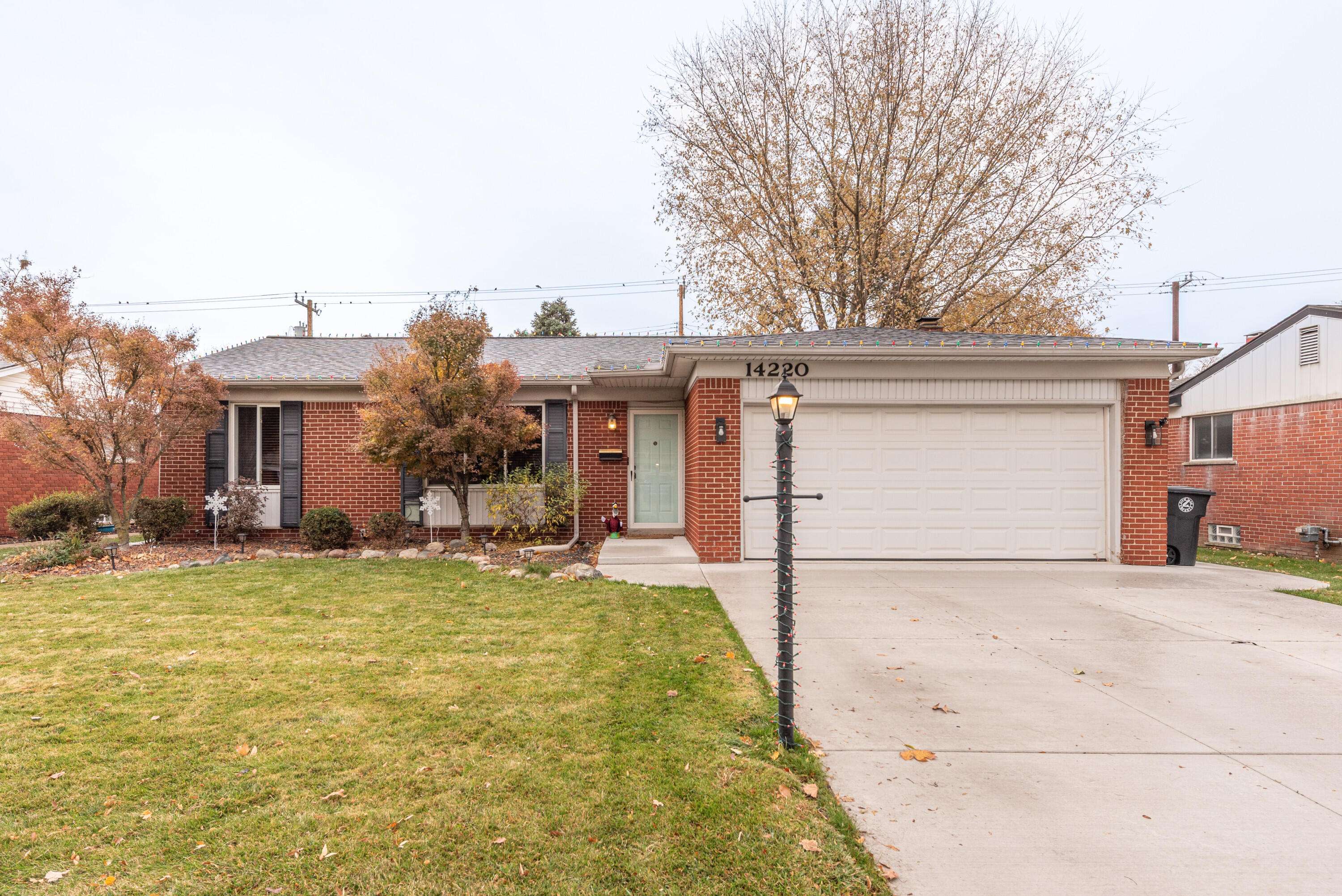 Livonia, MI 48154,14220 Knolson ST