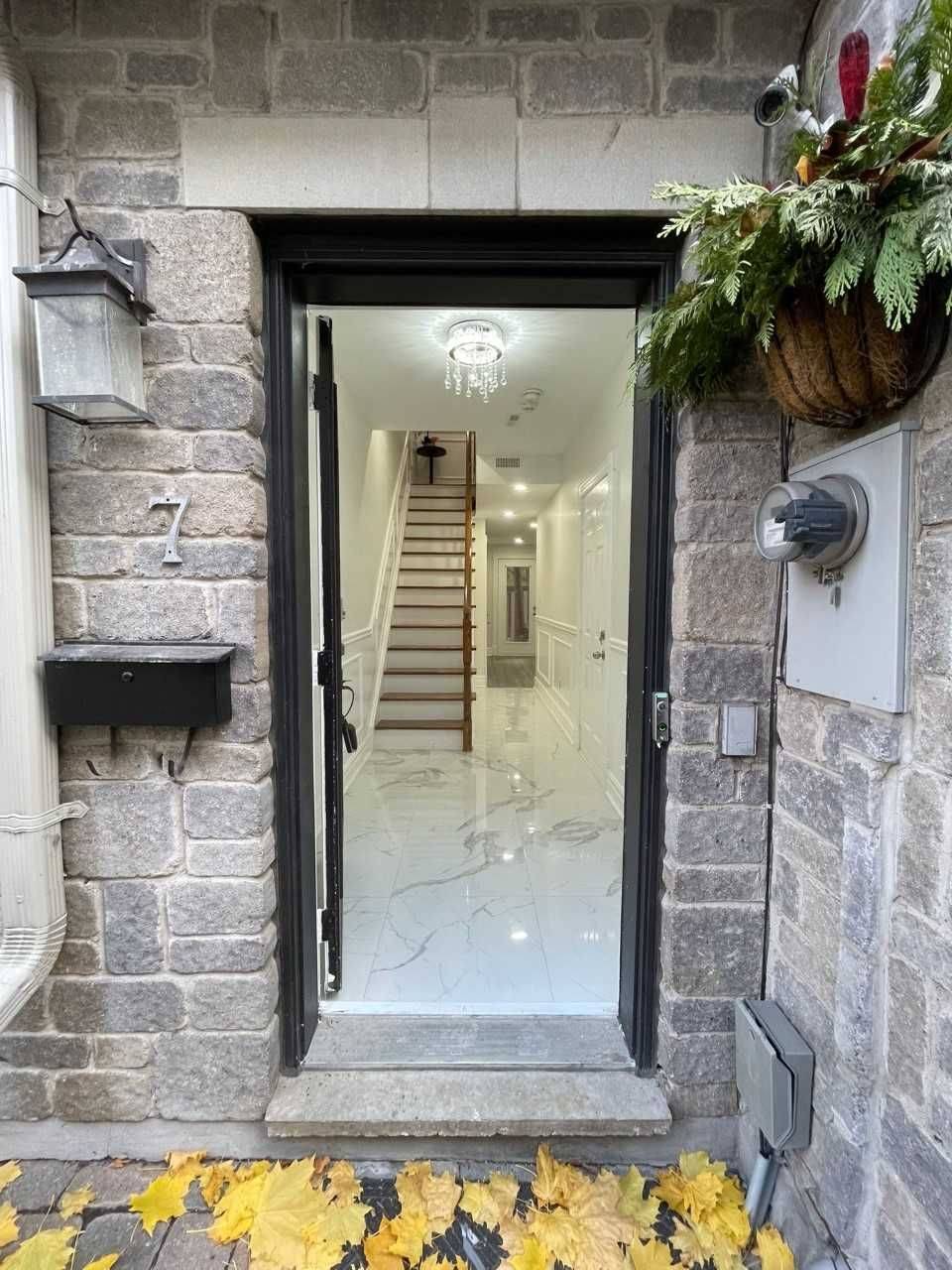 Toronto C02, ON M5R 3V2,7 ANNEX LN