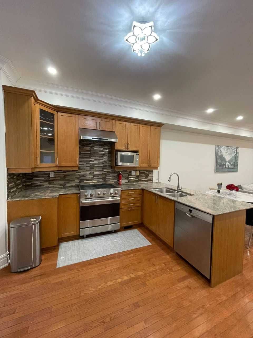 Toronto C02, ON M5R 3V2,7 ANNEX LN