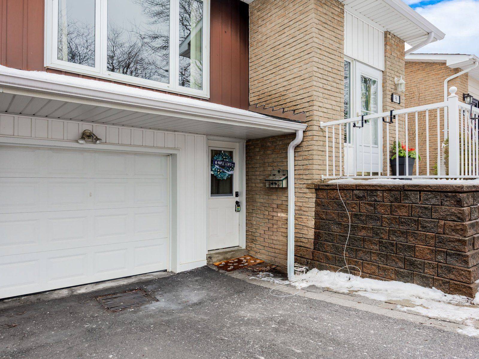 Whitby, ON L1P 1A5,98 Guthrie CRES