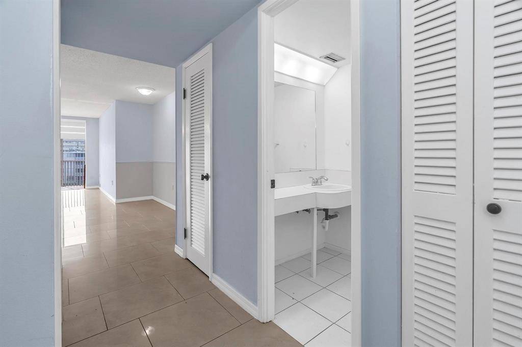 Miami, FL 33179,1690 NE 191st St #405-1