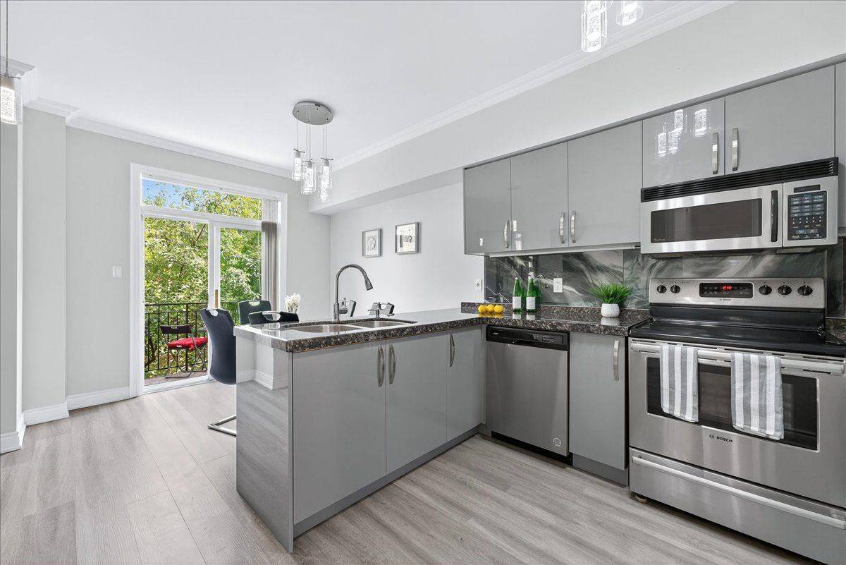 Richmond Hill, ON L4C 0M7,23 Observatory LN #286