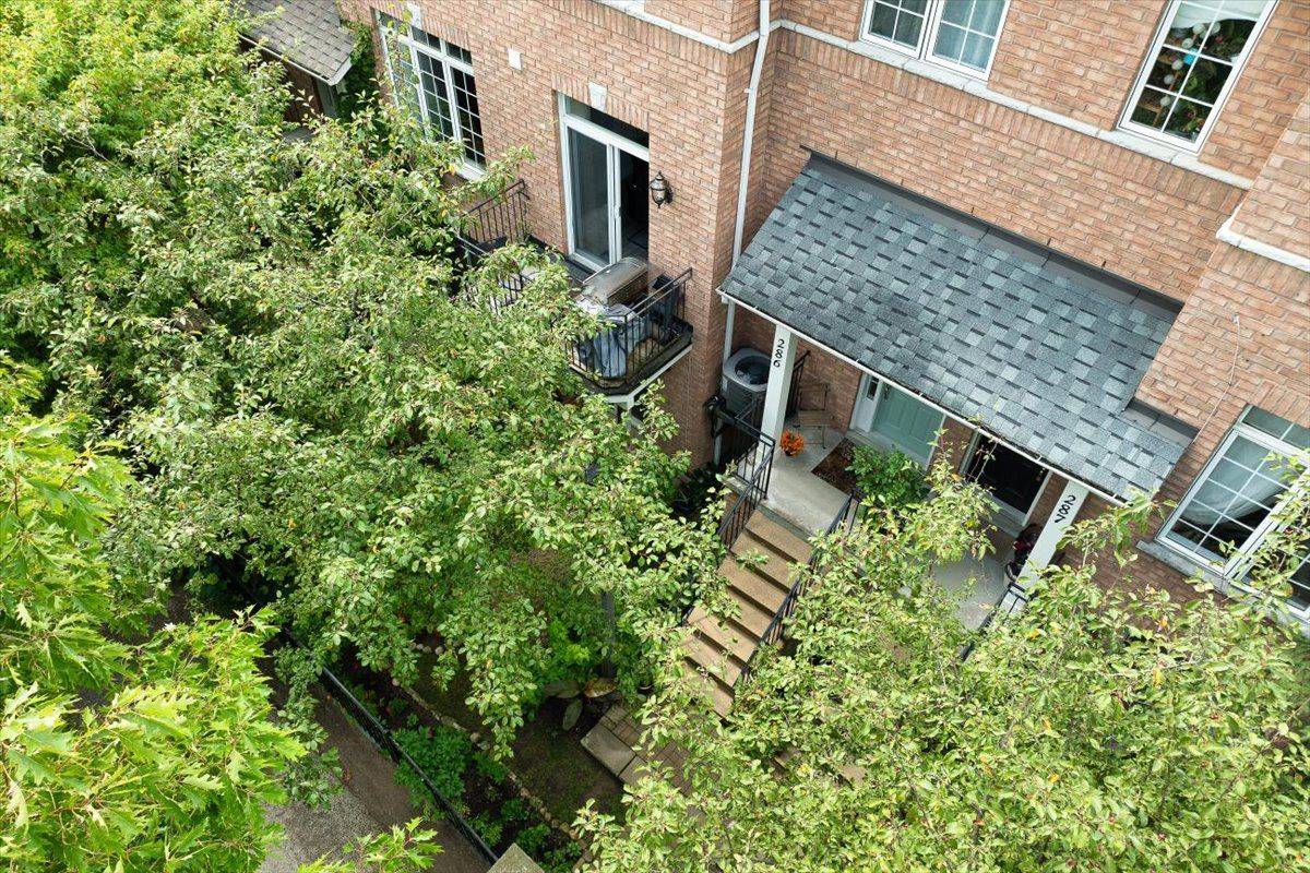 Richmond Hill, ON L4C 0M7,23 Observatory LN #286