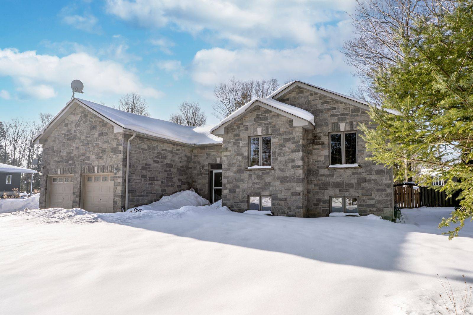 Tiny, ON L9M 0J1,122 Trout LN