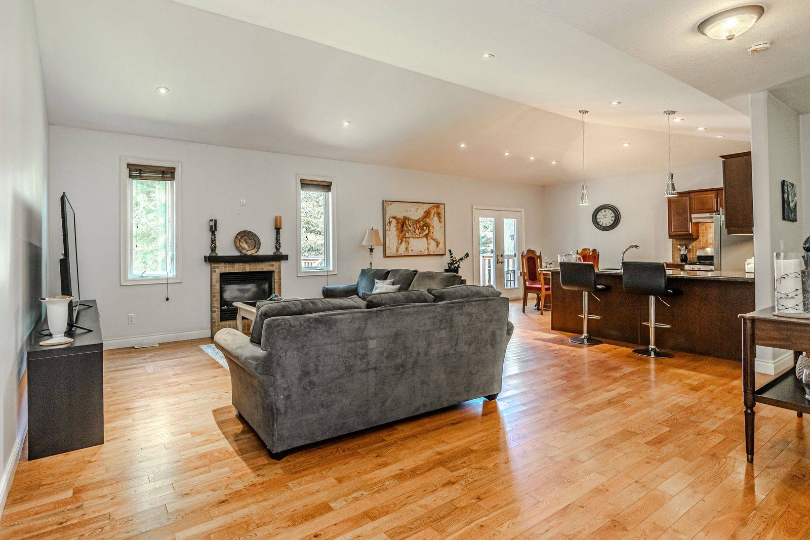 Tiny, ON L9M 0J1,122 Trout LN