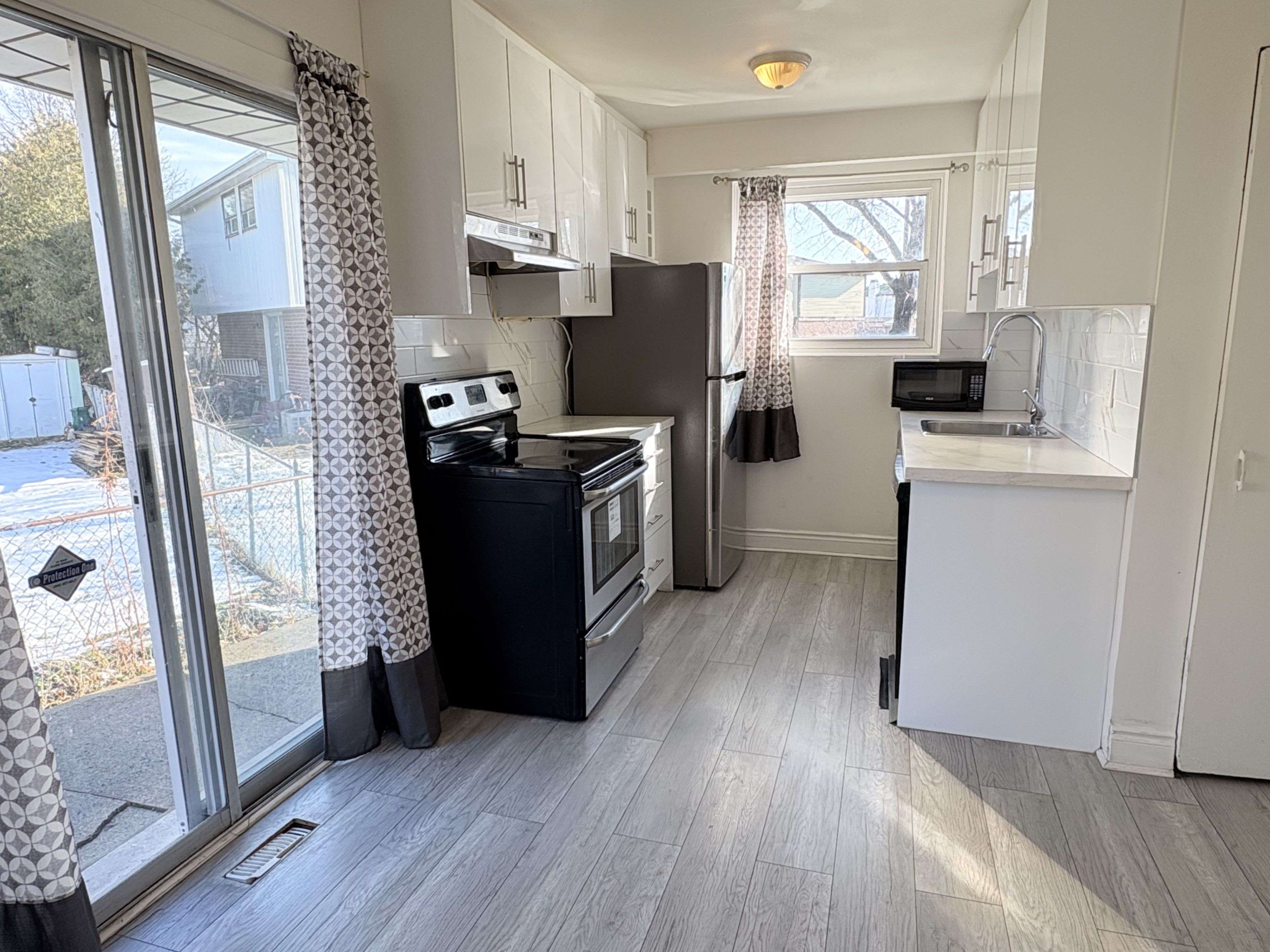 Toronto W10, ON M9V 4G1,6 Damascus DR #(Main)