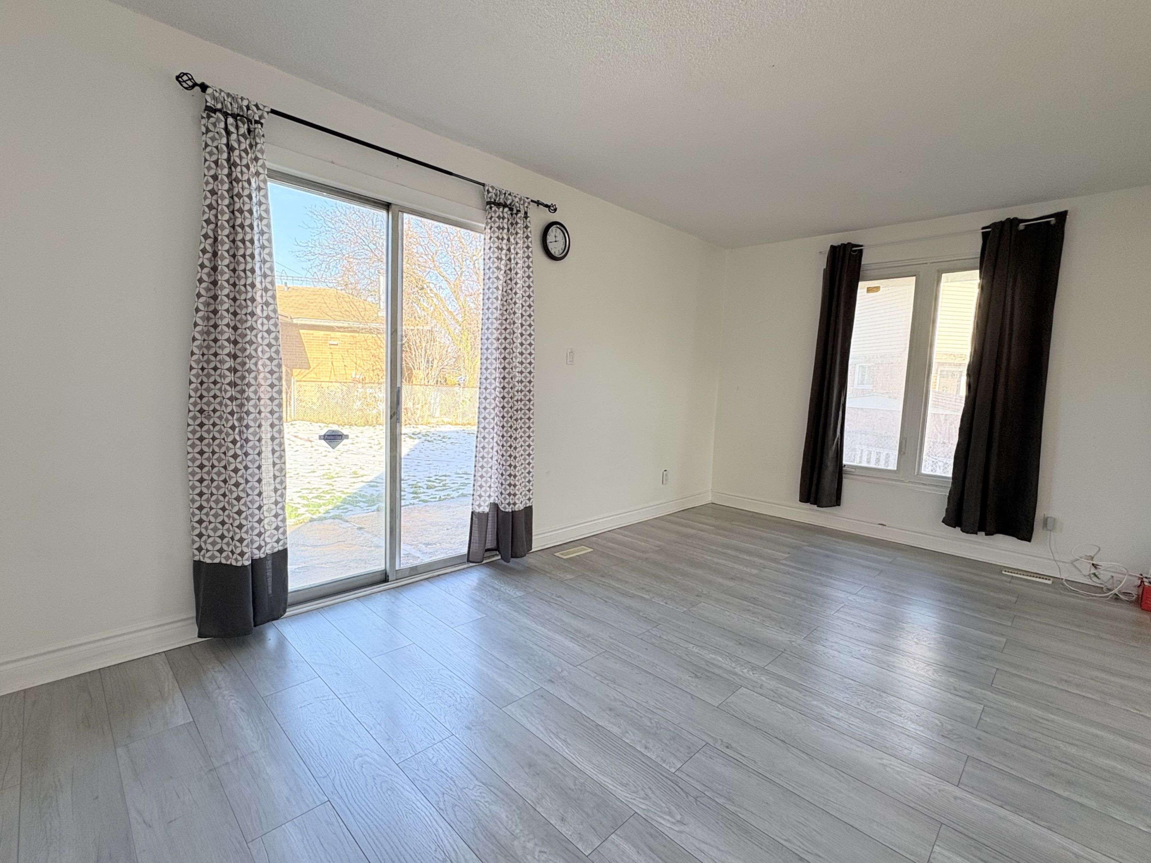 Toronto W10, ON M9V 4G1,6 Damascus DR #(Main)