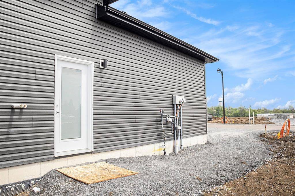 North Stormont, ON K0A 1R0,63 Helen ST #B