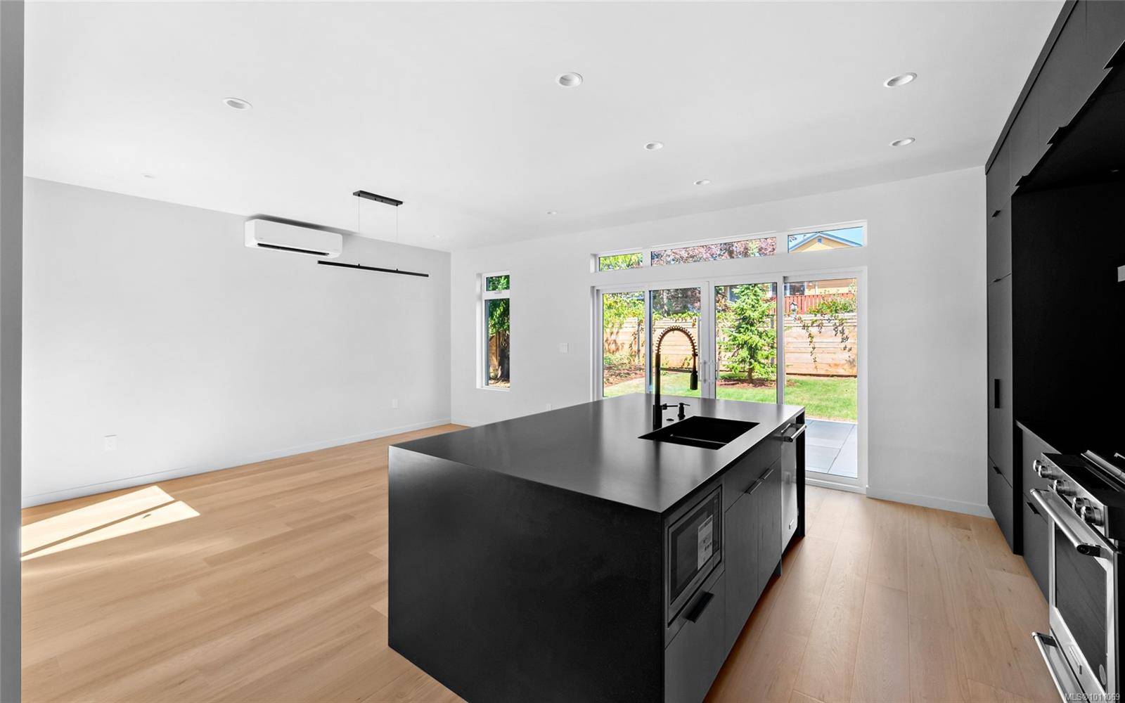 Saanich, BC V8R 2P5,1968 Kings Rd