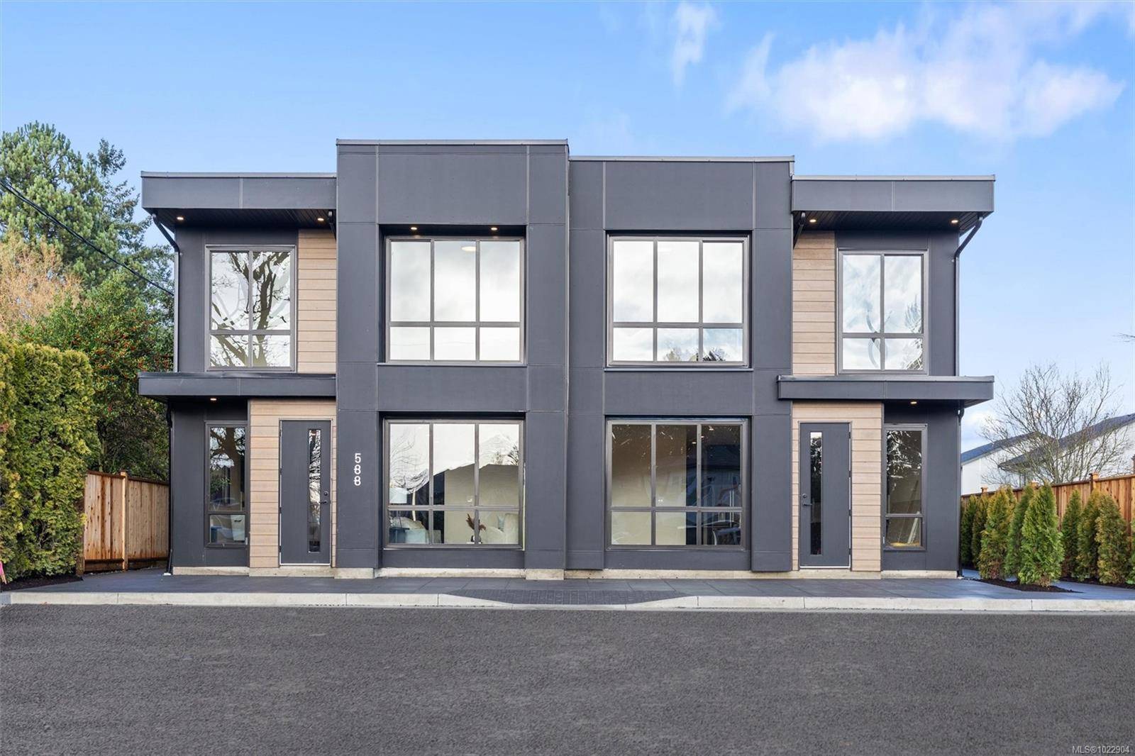 Saanich, BC V8Z 1Y6,588 Whiteside St #1