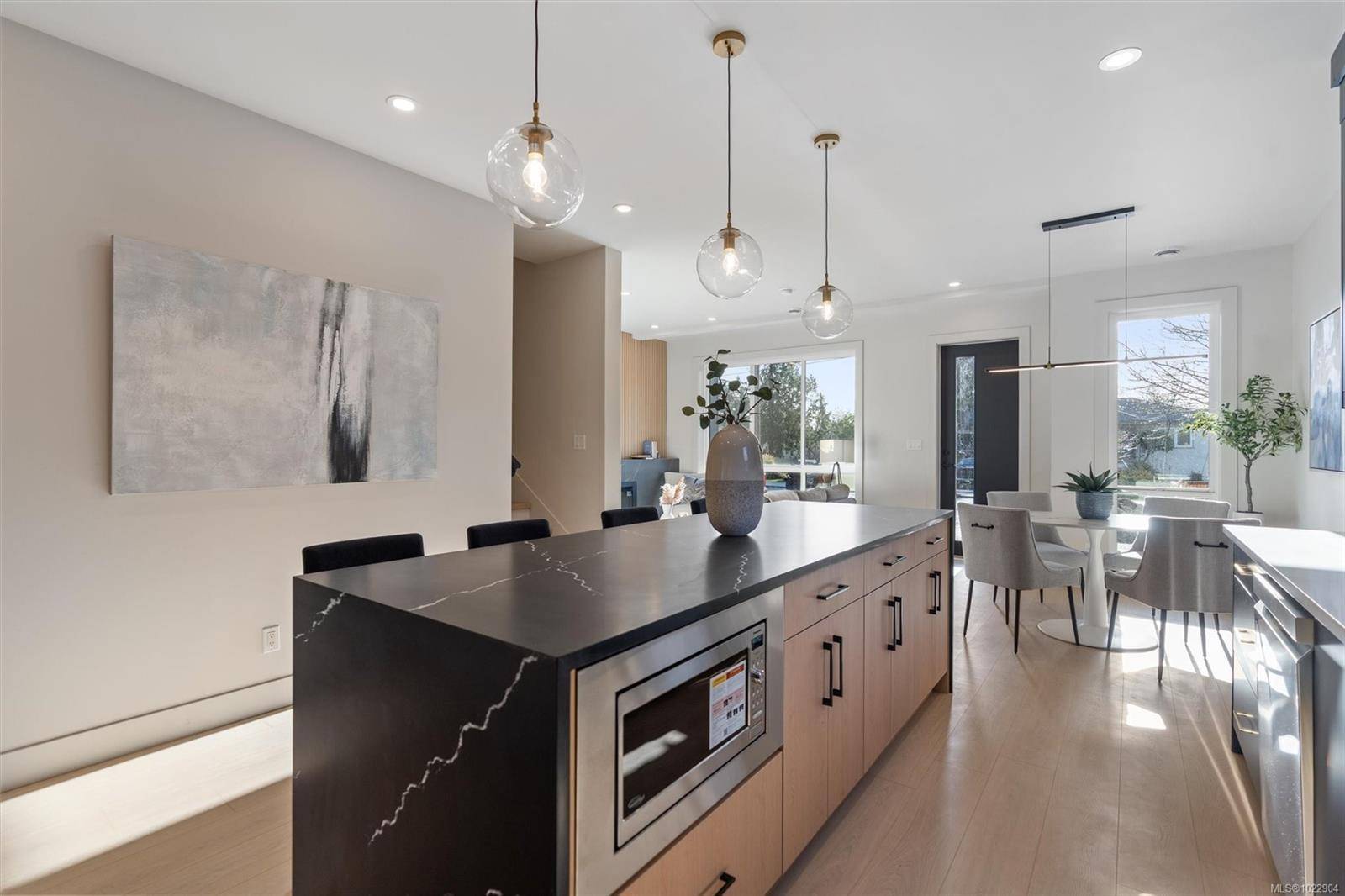 Saanich, BC V8Z 1Y6,588 Whiteside St #1