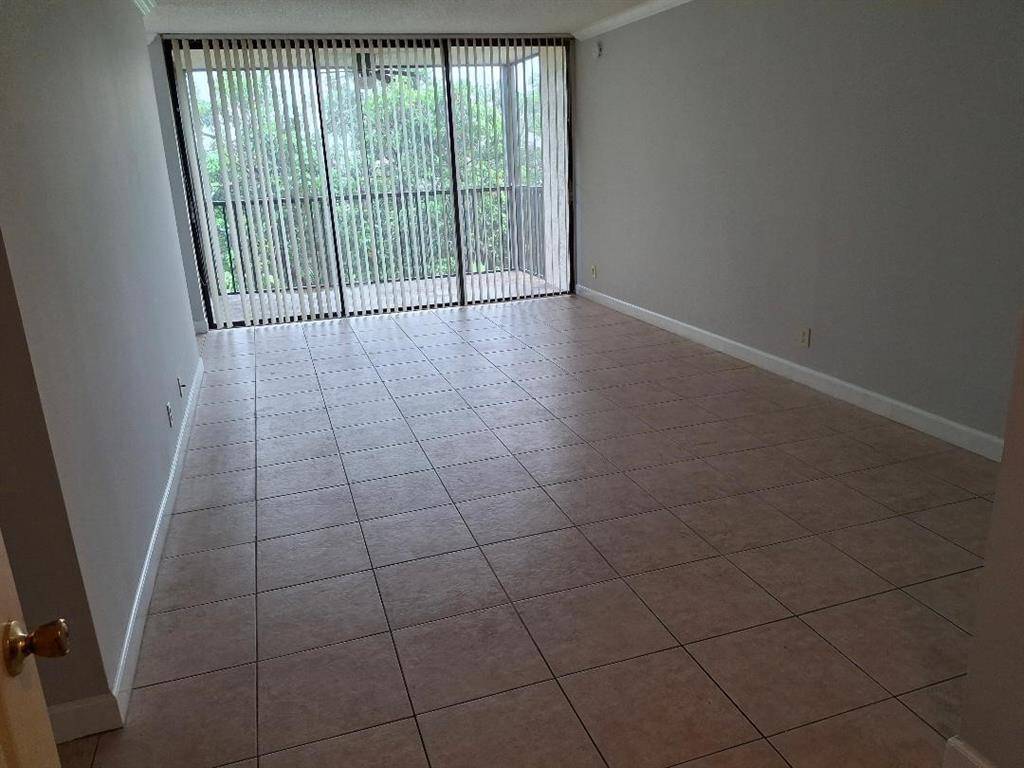 Oakland Park, FL 33309,105 Lake Emerald Dr #405