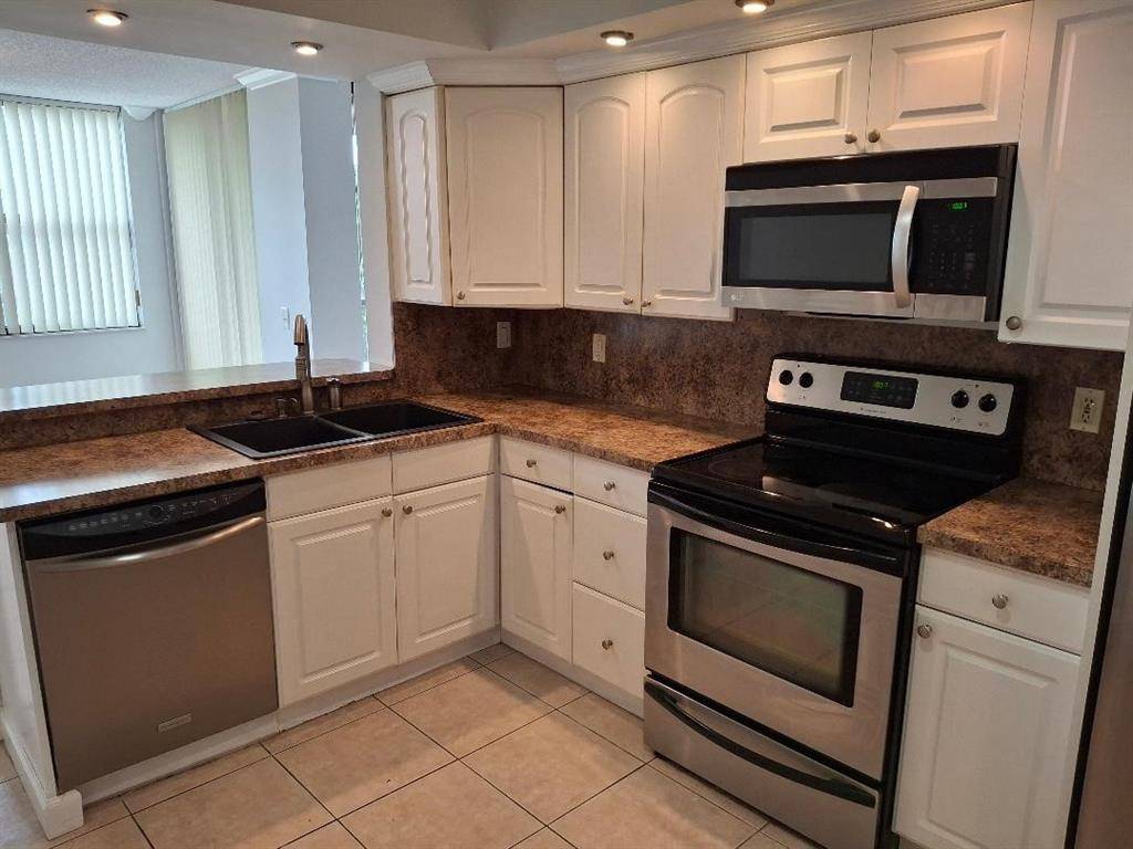 Oakland Park, FL 33309,105 Lake Emerald Dr #405