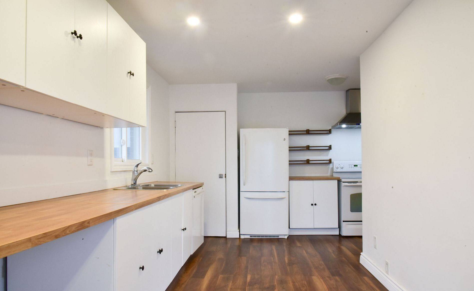 Newmarket, ON L3Y 2S4,181 Penn AVE S #Main