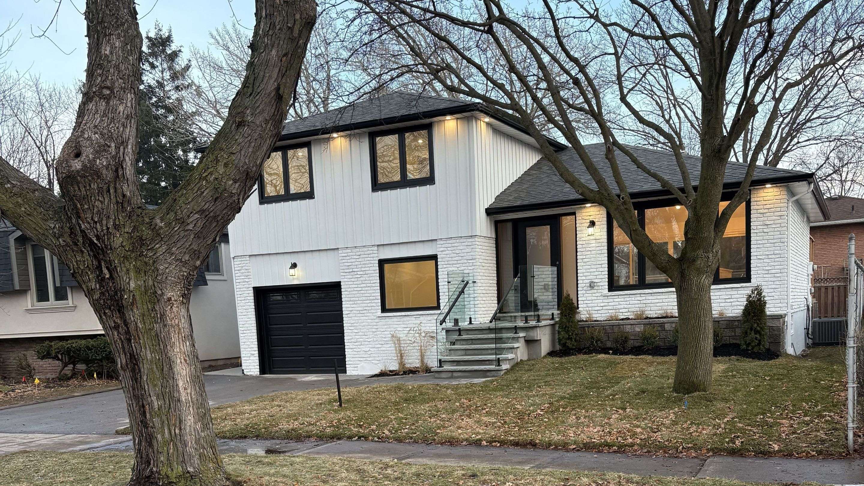 Oakville, ON L6L 2T5,2276 Wyandotte DR