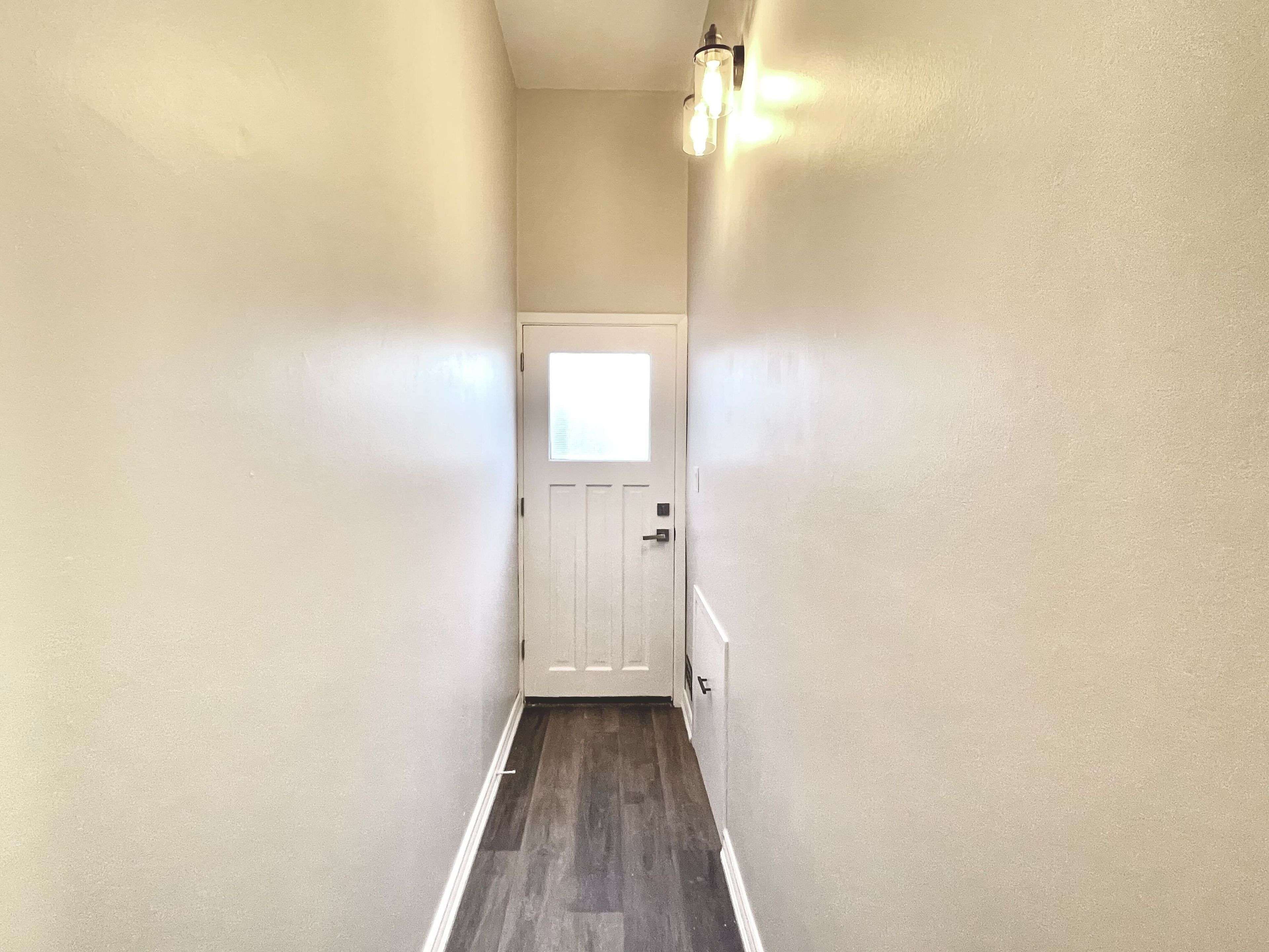 Mississauga, ON L4Y 1T4,2081B Snow CRES