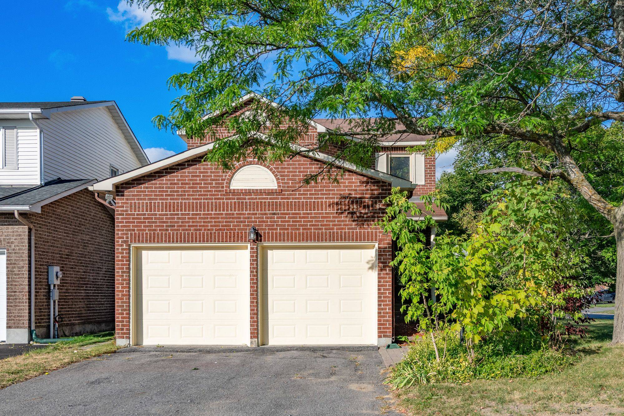 Kanata, ON K2M 1M3,2 CHICKASAW CRES