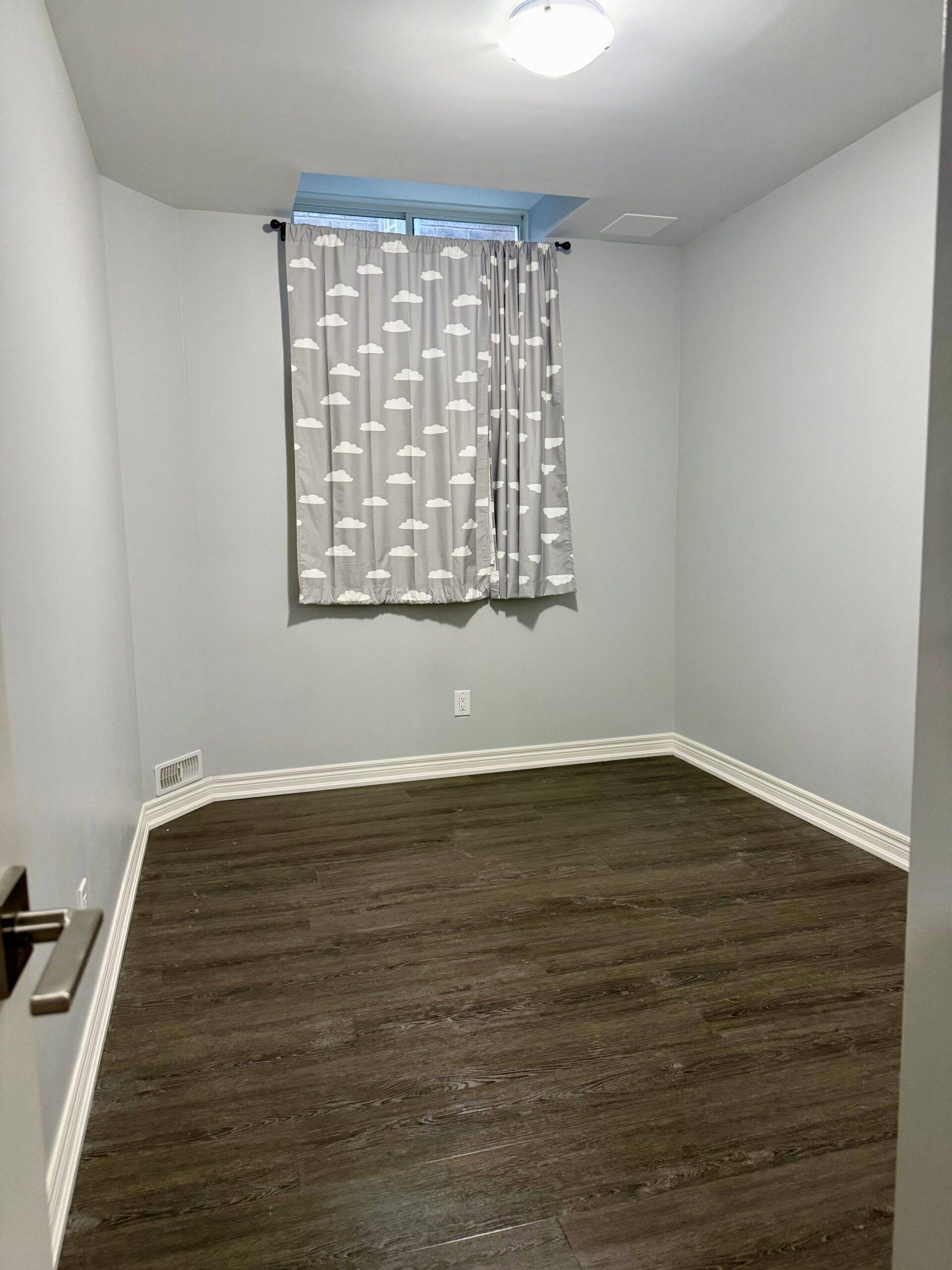 Thorold, ON L2V 0G7,6 Darling AVE #Basement