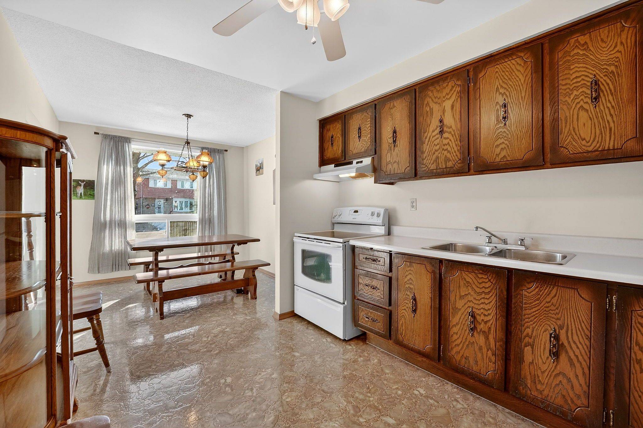 Hamilton, ON L8K 5L4,18 Fairway DR