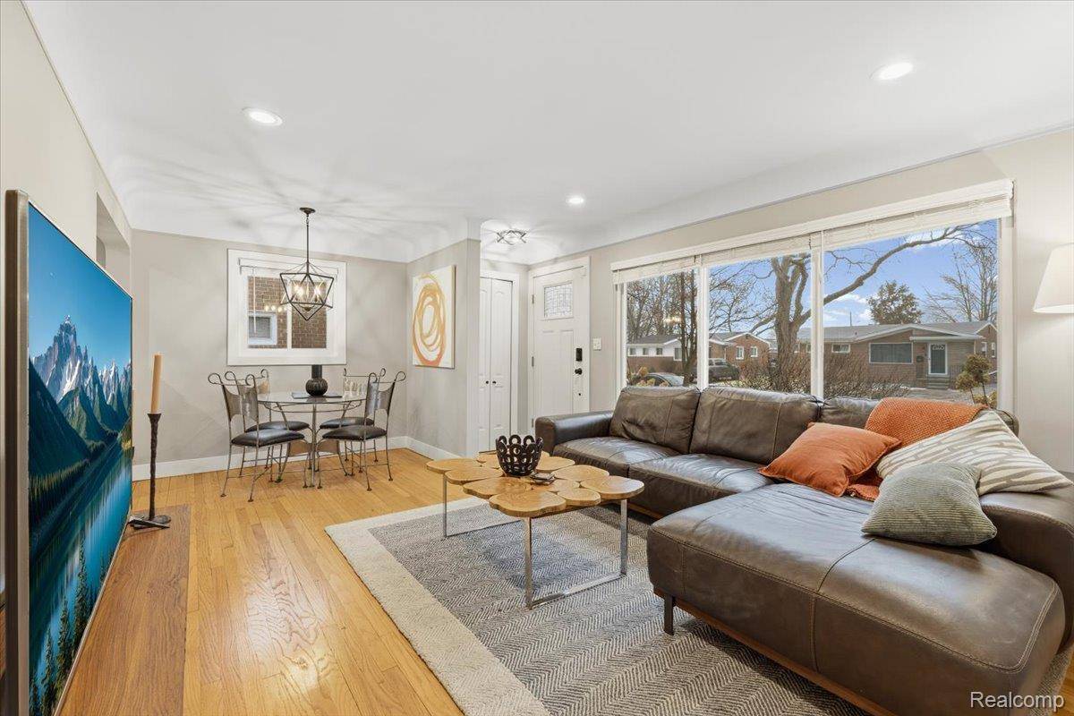 St. Clair Shores, MI 48082,21445 Lakebreeze ST