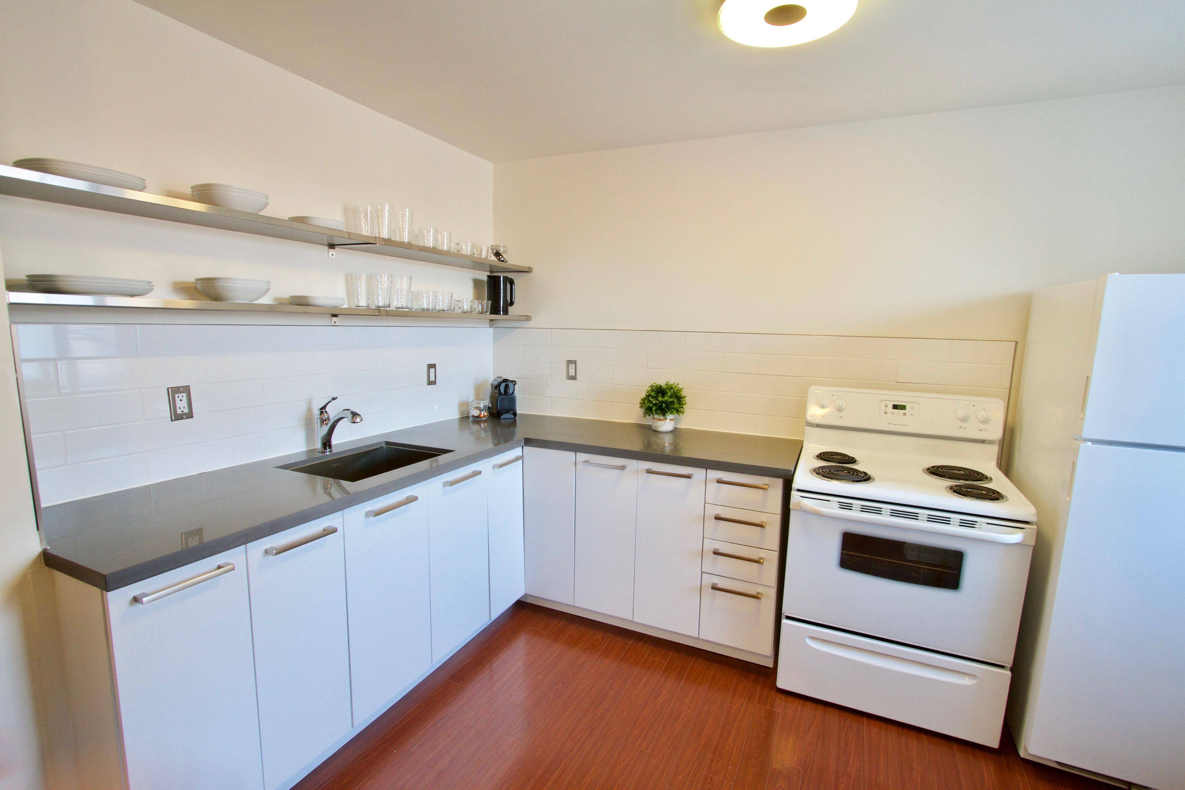 Toronto C01, ON M6J 1J3,1130 Queen ST W #3