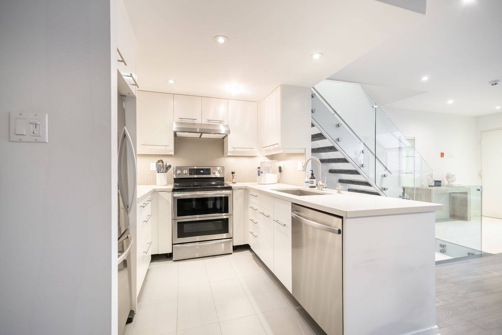 Toronto C02, ON M5R 1T2,142 Pears AVE #A5