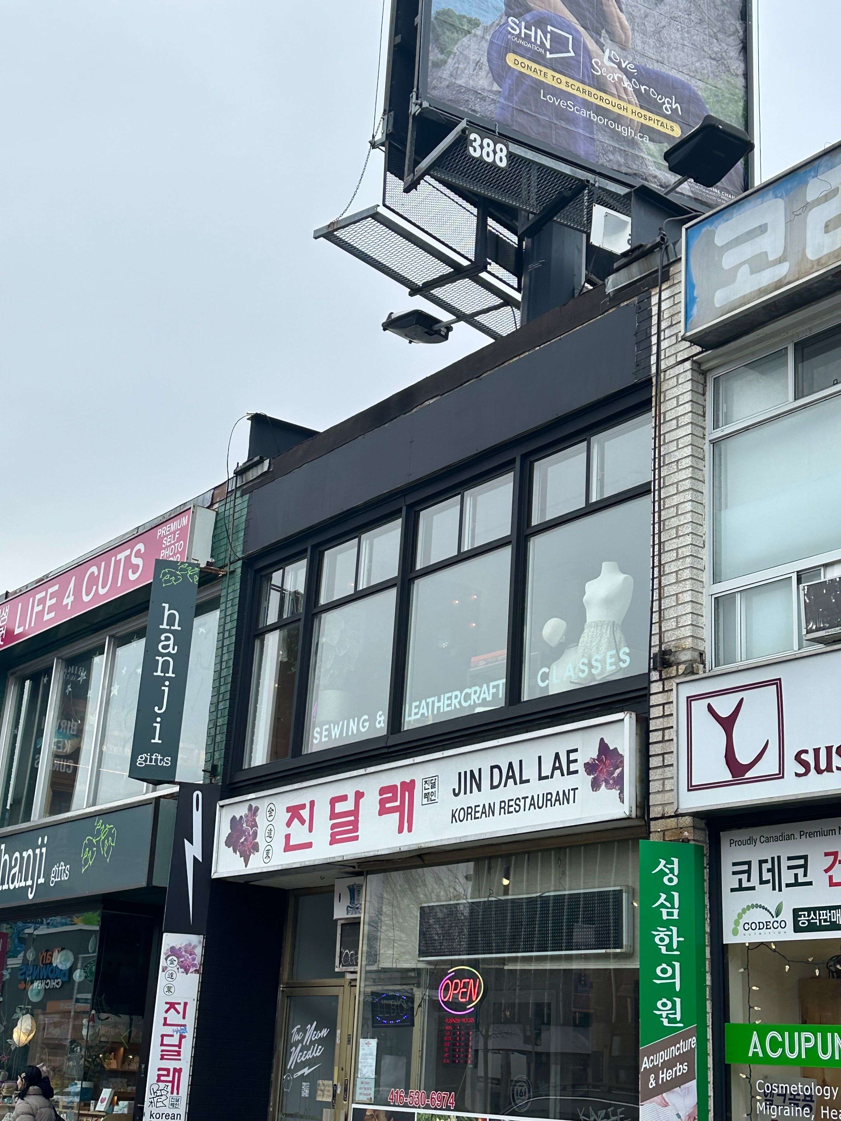 Toronto C01, ON M6G 1L1,647 Bloor ST W