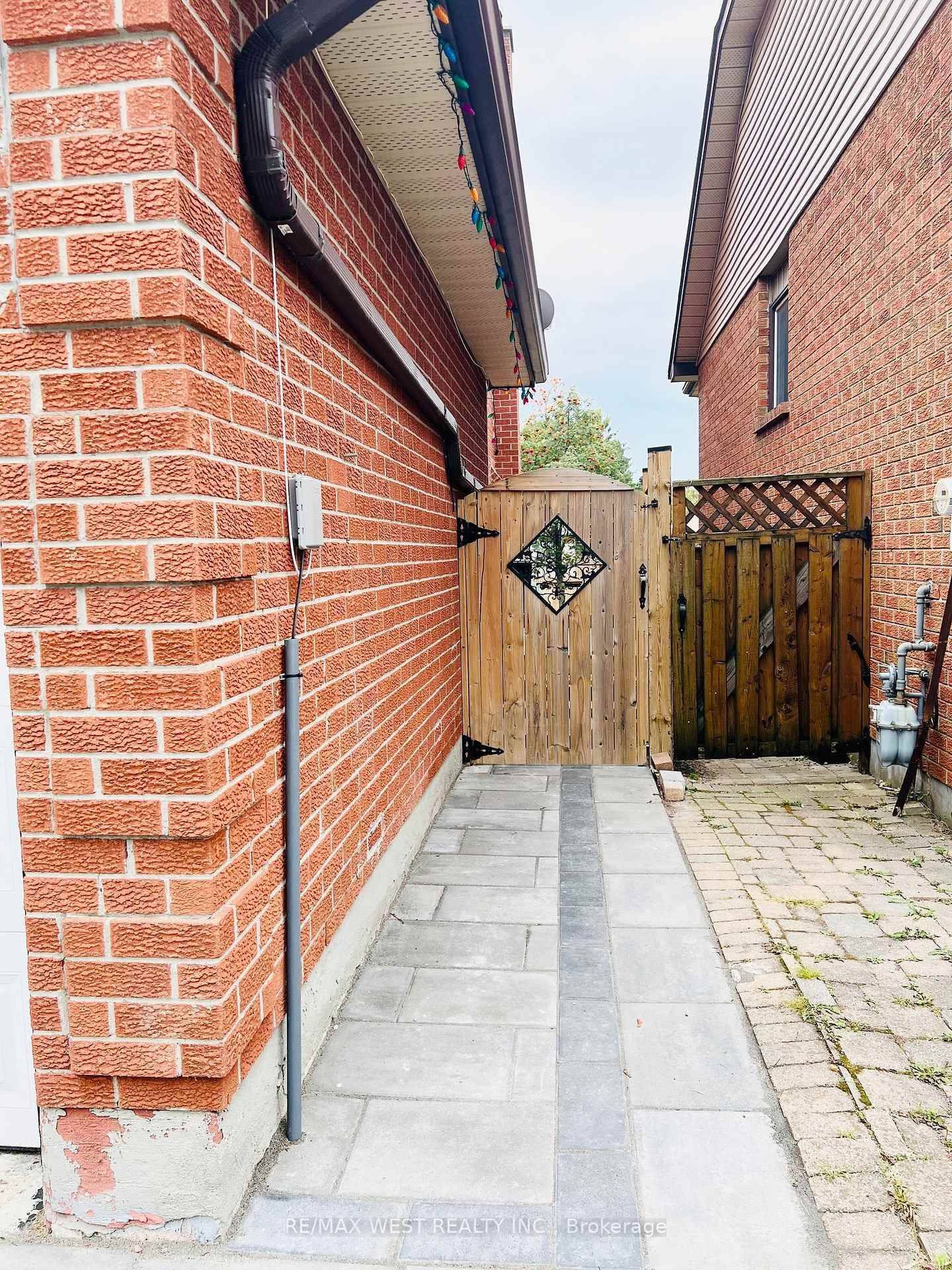 Oshawa, ON L1G 7W2,63 Taylorwood RD #Basement