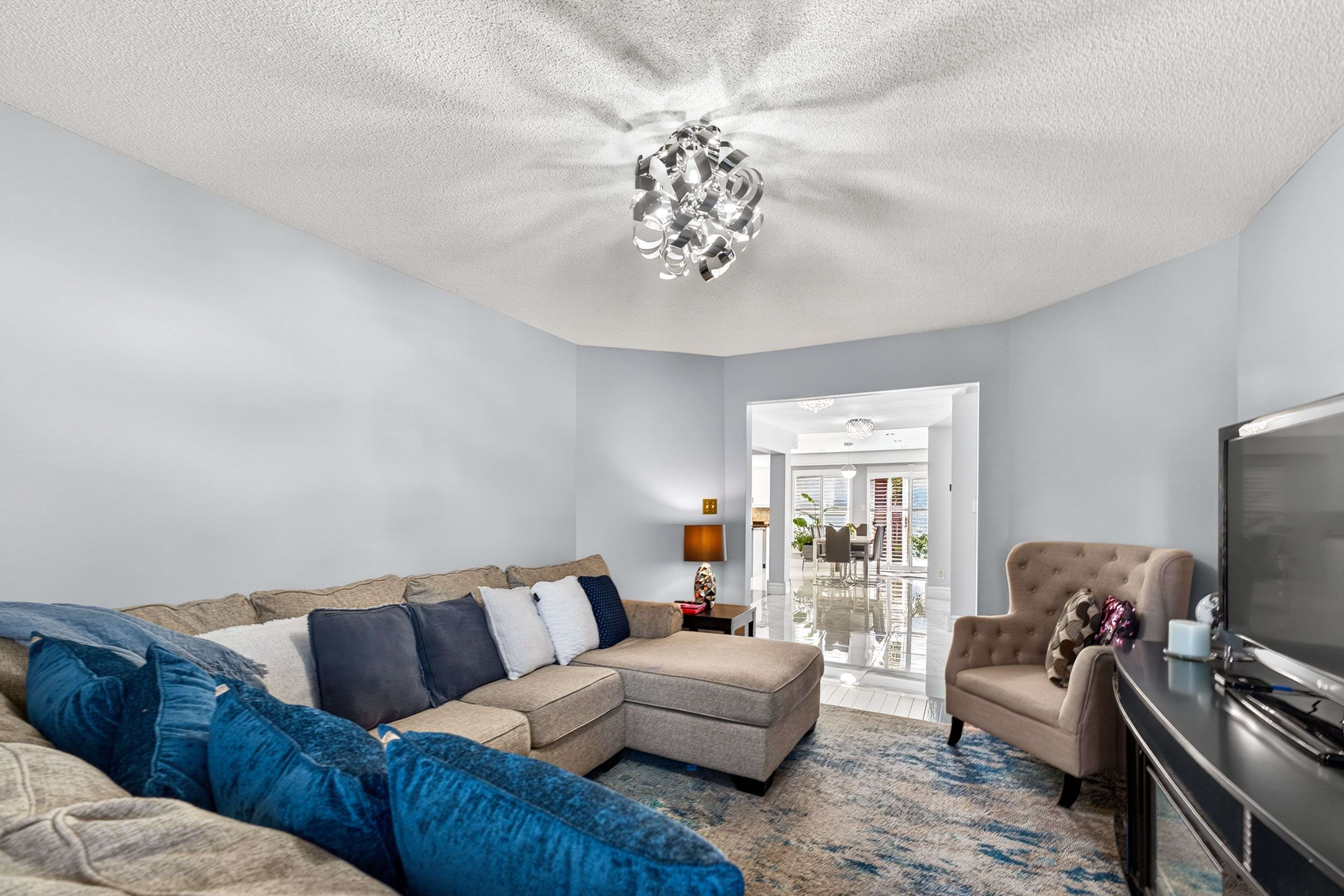 Oshawa, ON L1K 2E5,1037 Sandcliff DR E