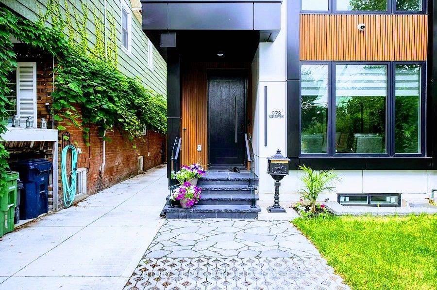 Toronto E03, ON M4K 3M1,978 Carlaw AVE