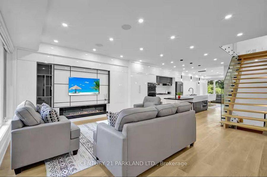 Toronto E03, ON M4K 3M1,978 Carlaw AVE