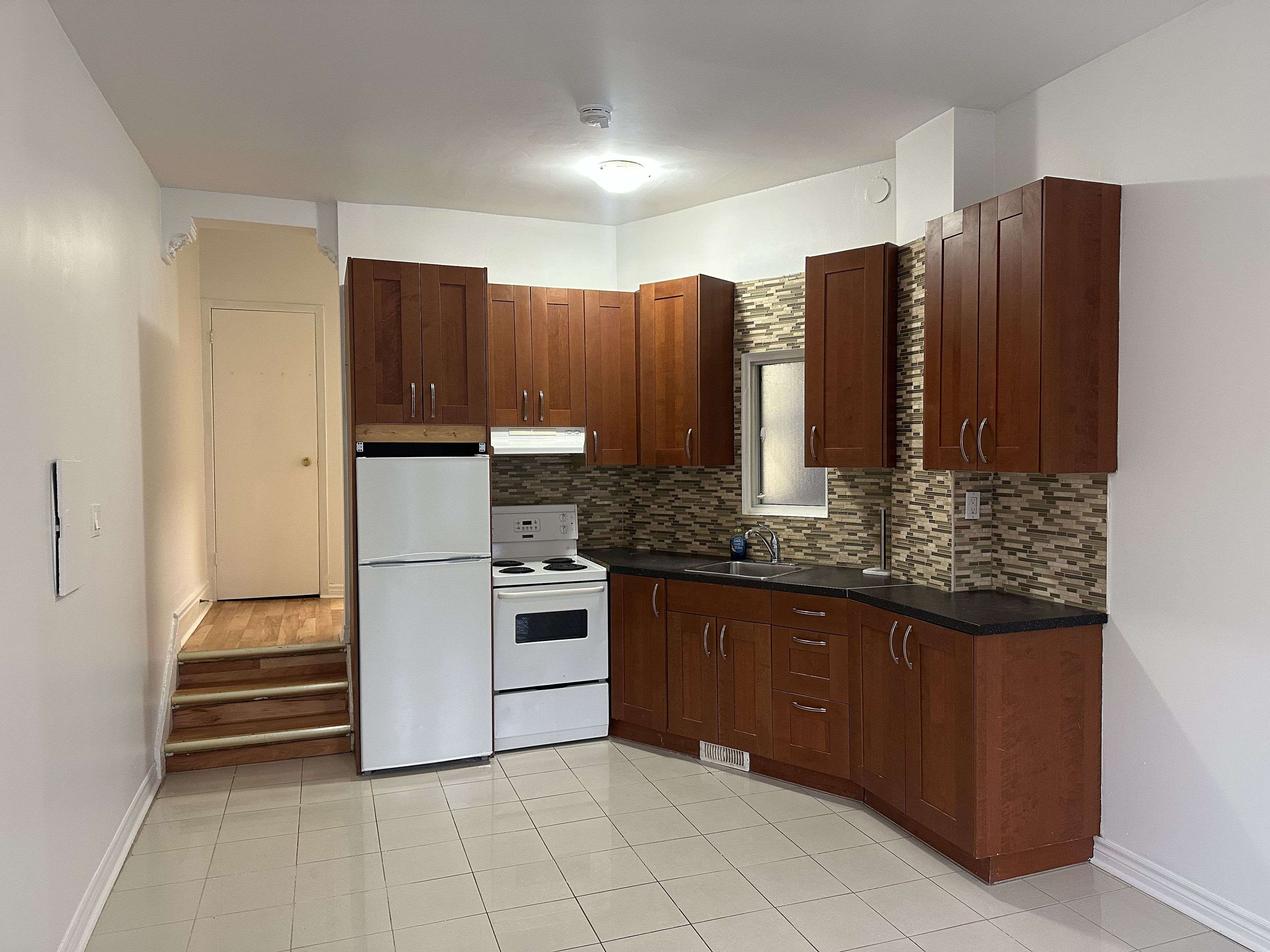 Toronto W01, ON M6R 1A4,1504 Queen ST W #2B