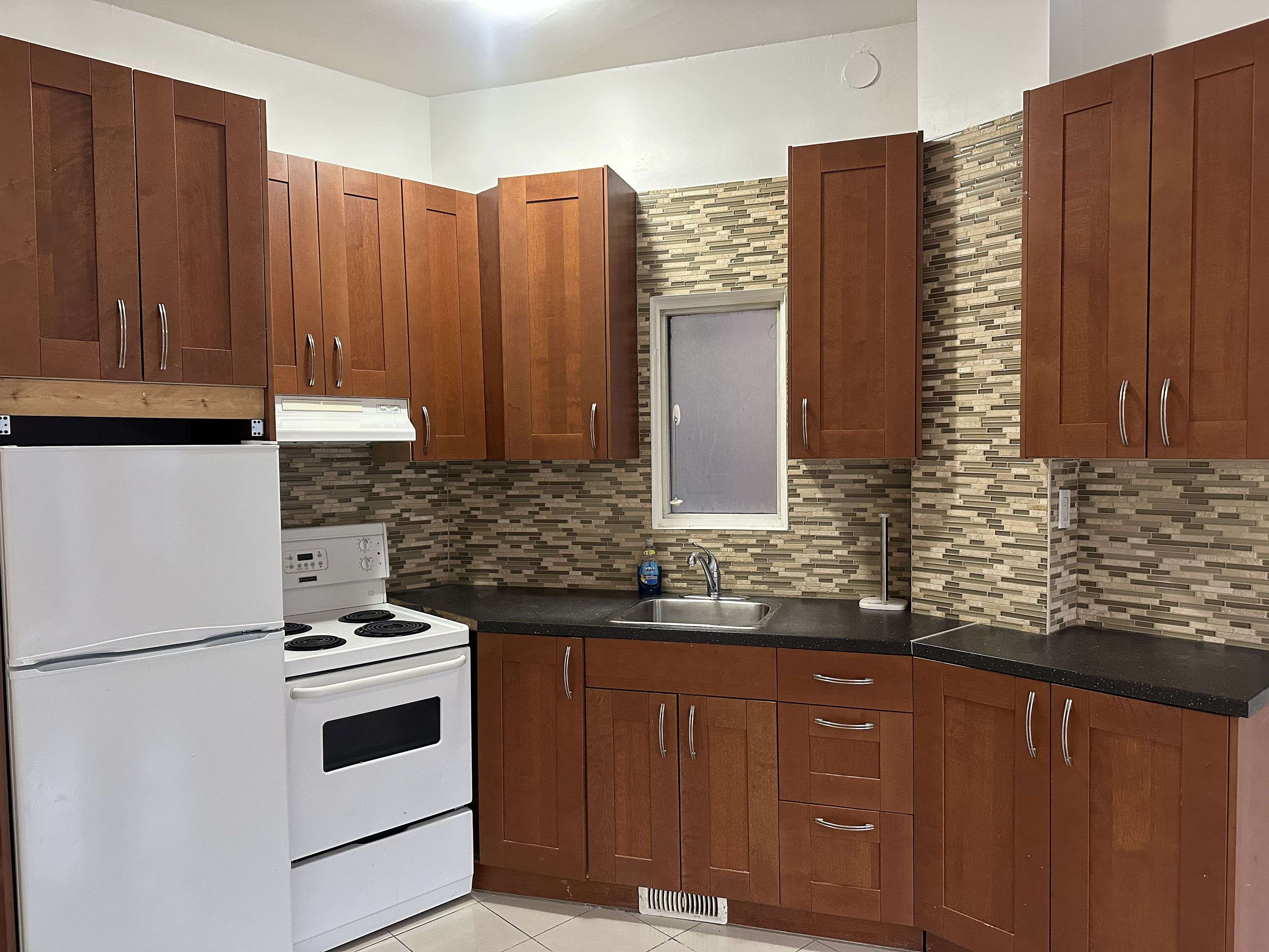 Toronto W01, ON M6R 1A4,1504 Queen ST W #2B